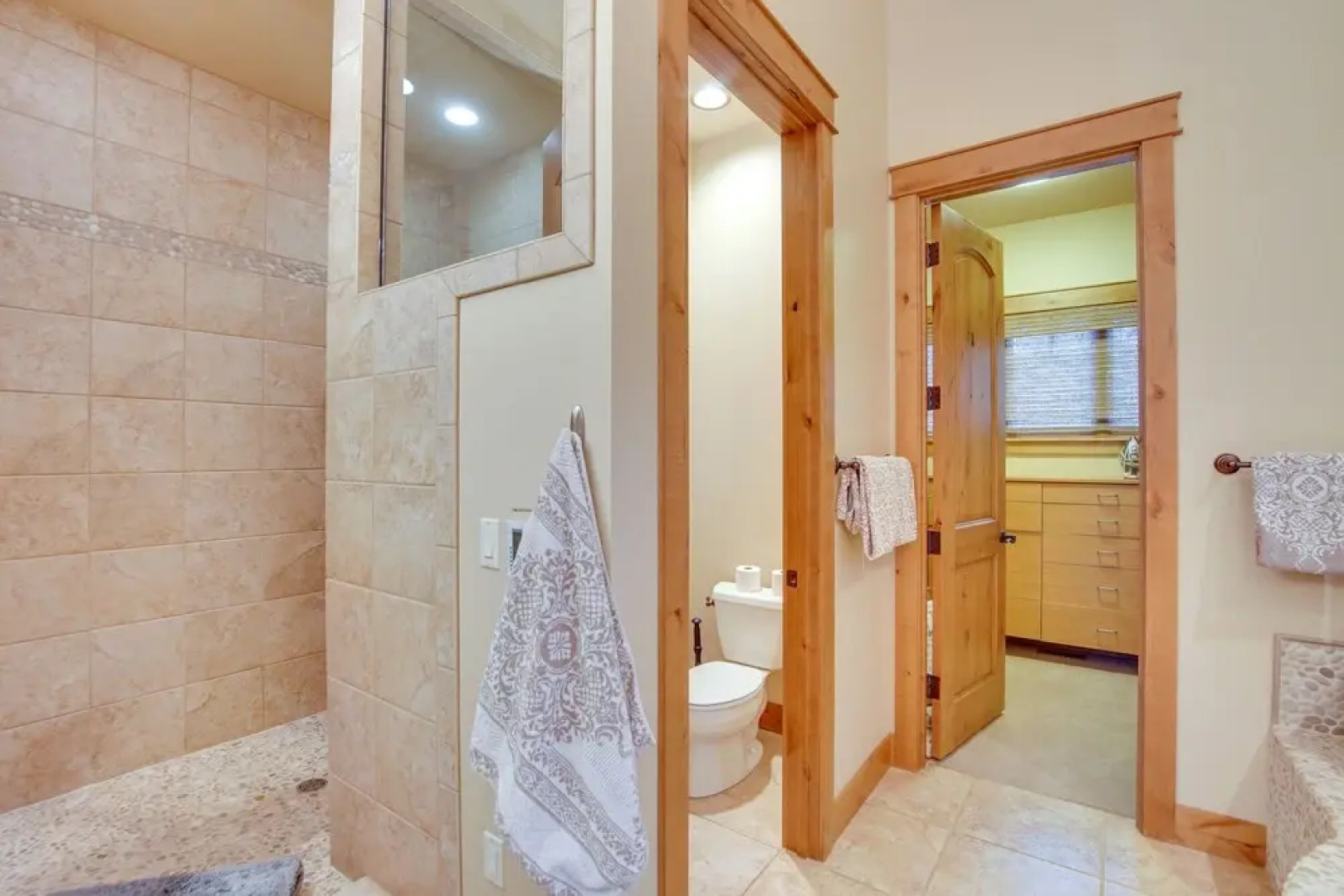 Spacious Cle Elum Cabin on Golf Course w/ Hot Tub!