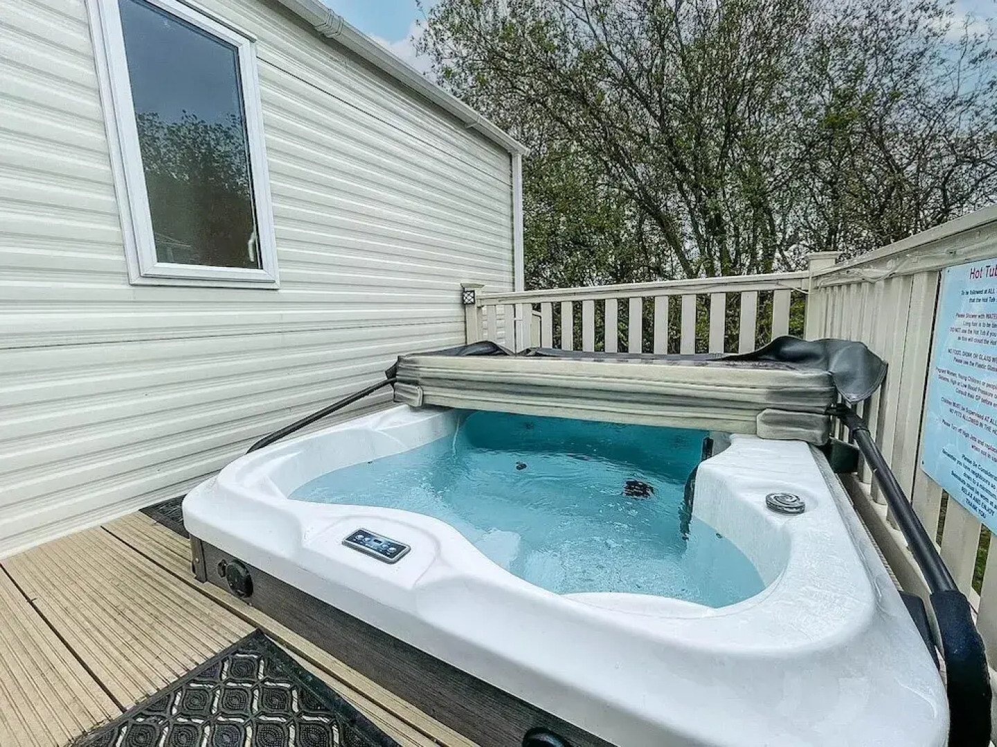 Caravansleeps6-hottub-garden-waterwonderland