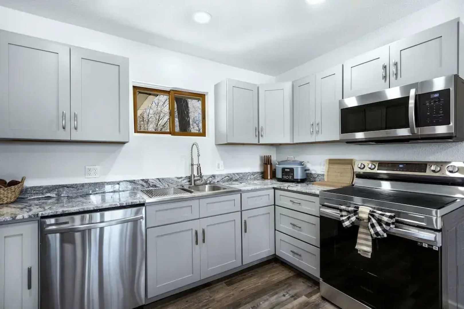 White Oak Landing Spacious 6 BDR w/ Boat Slip!