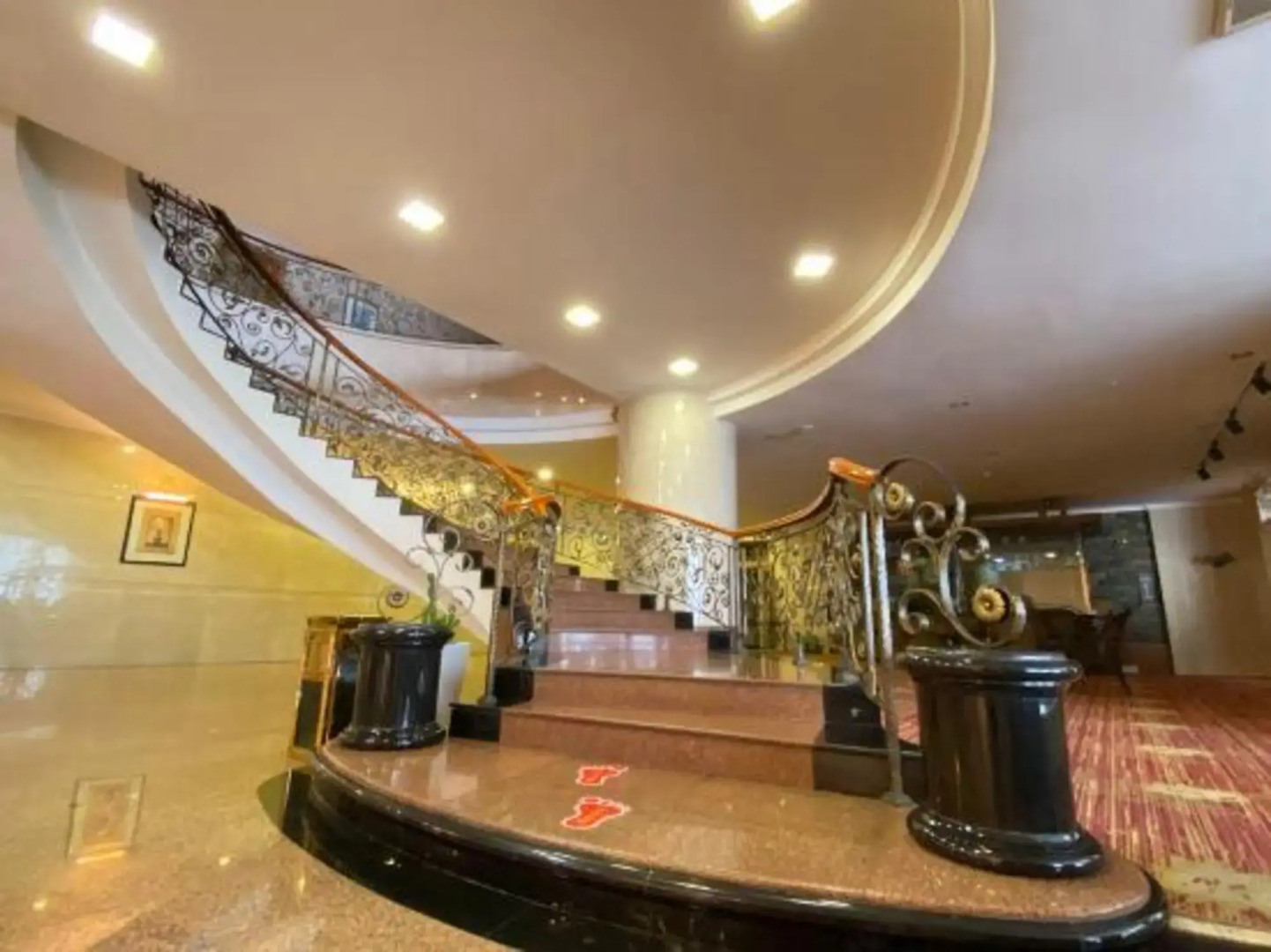 Yili Huacheng Hotel (Liuxing Street)