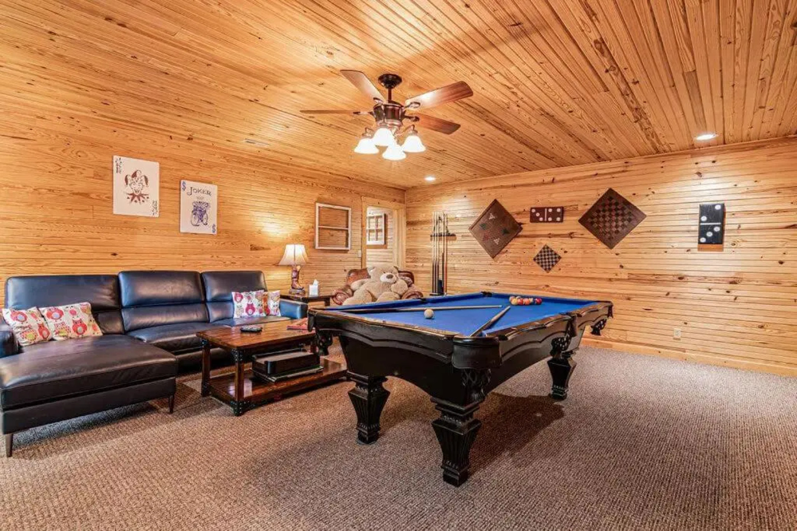 Luxury 2700 Sq Ft Log Cabin Private Hot Tub Game room Pool Table Best View