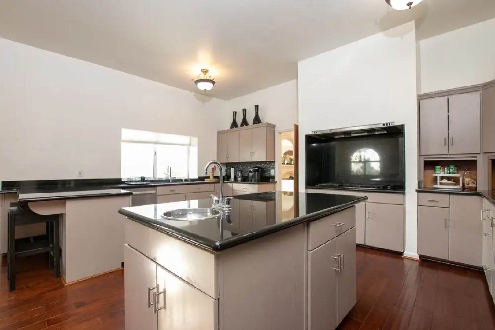 Sunny Pasadena Mansion, Sparkling Heated Pool & Projector Room!