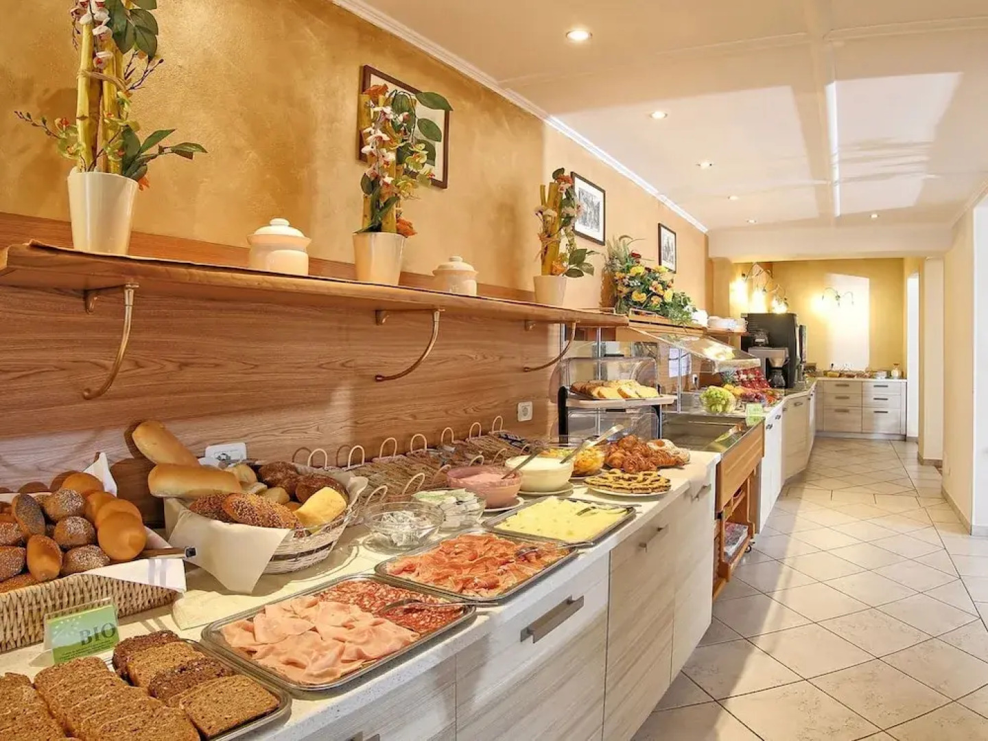 Lake Garda, Beautiful Residence Features Many Facilities