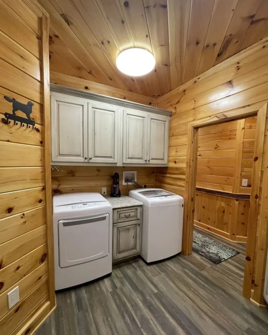 Nature lovers dream! Steps from fishing plus 140 acres of hiking! 4 Bedroom Home by RedAwning