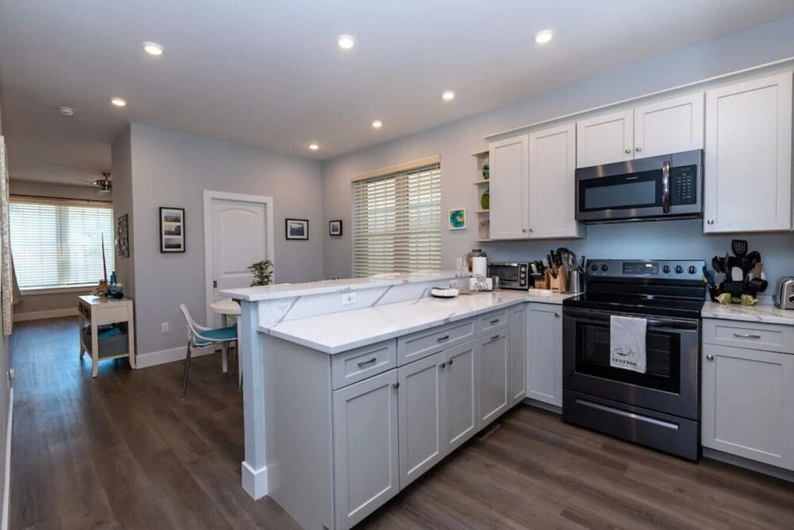 Cheerful Ventnor House Walk to the Beach