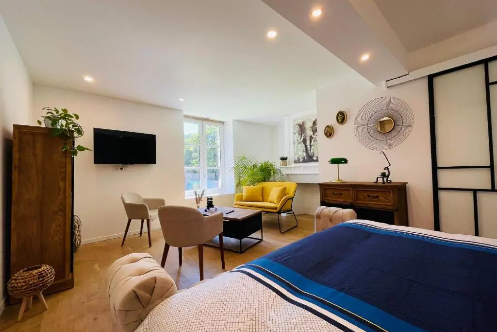 The Balzacienne Room in a charming mansion at the gates of Tours