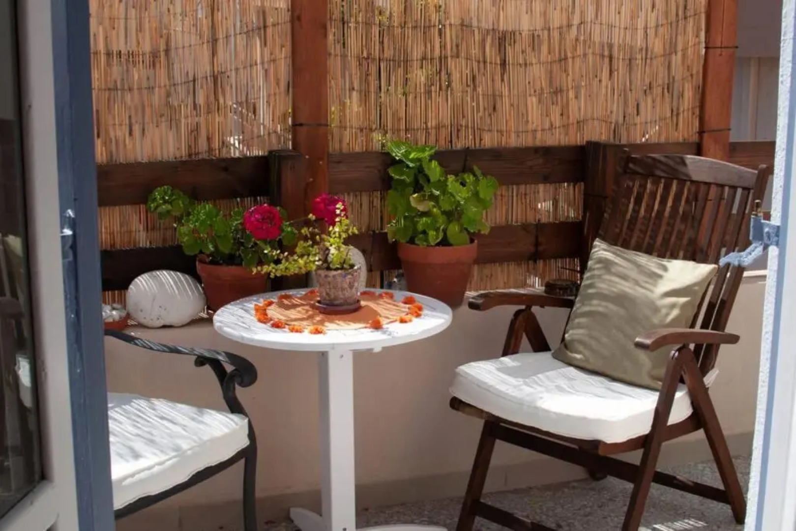 Marys Art and Cultural House 100meters from the beach