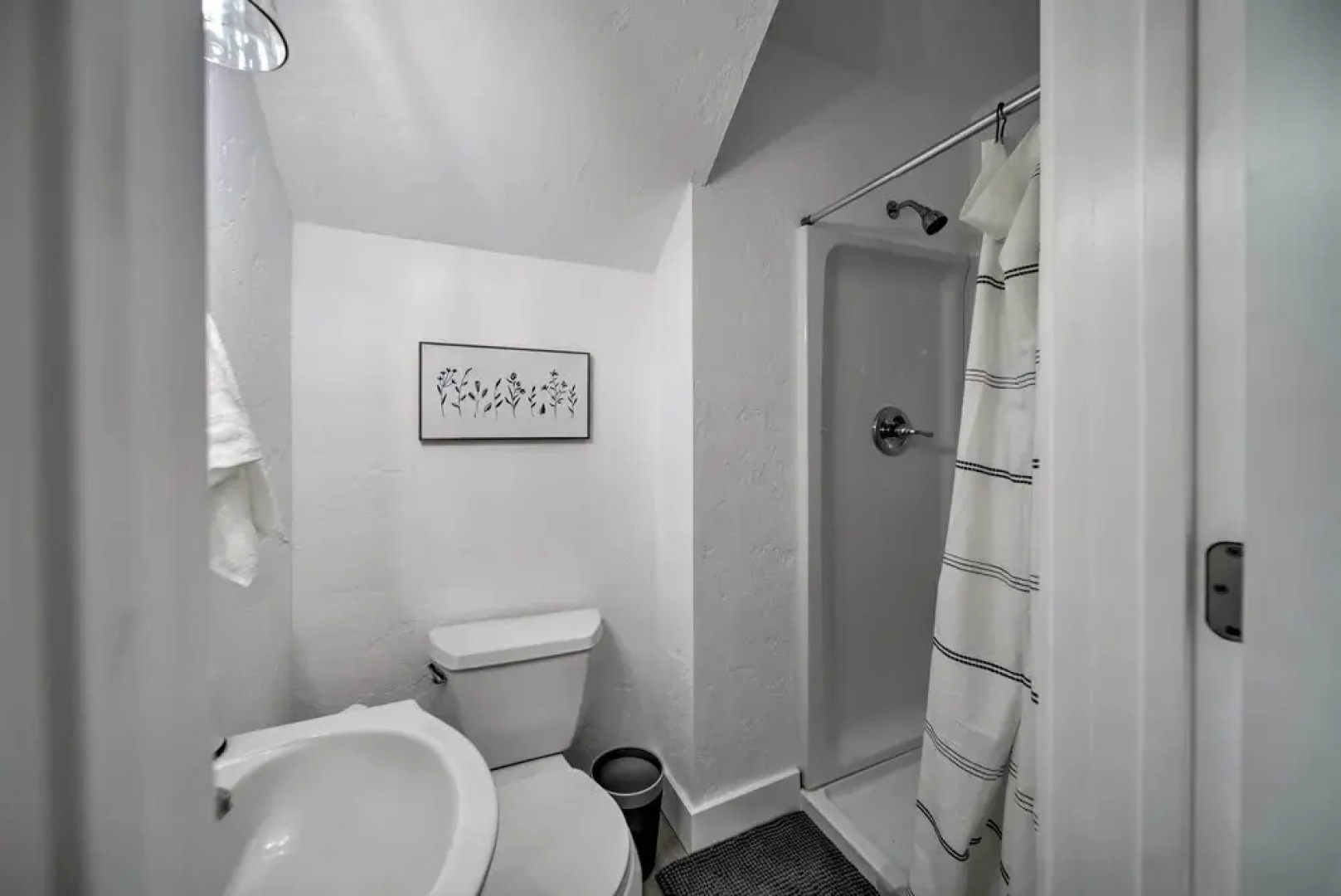 Bright & Airy Liberty Lake Abode w/ Backyard!