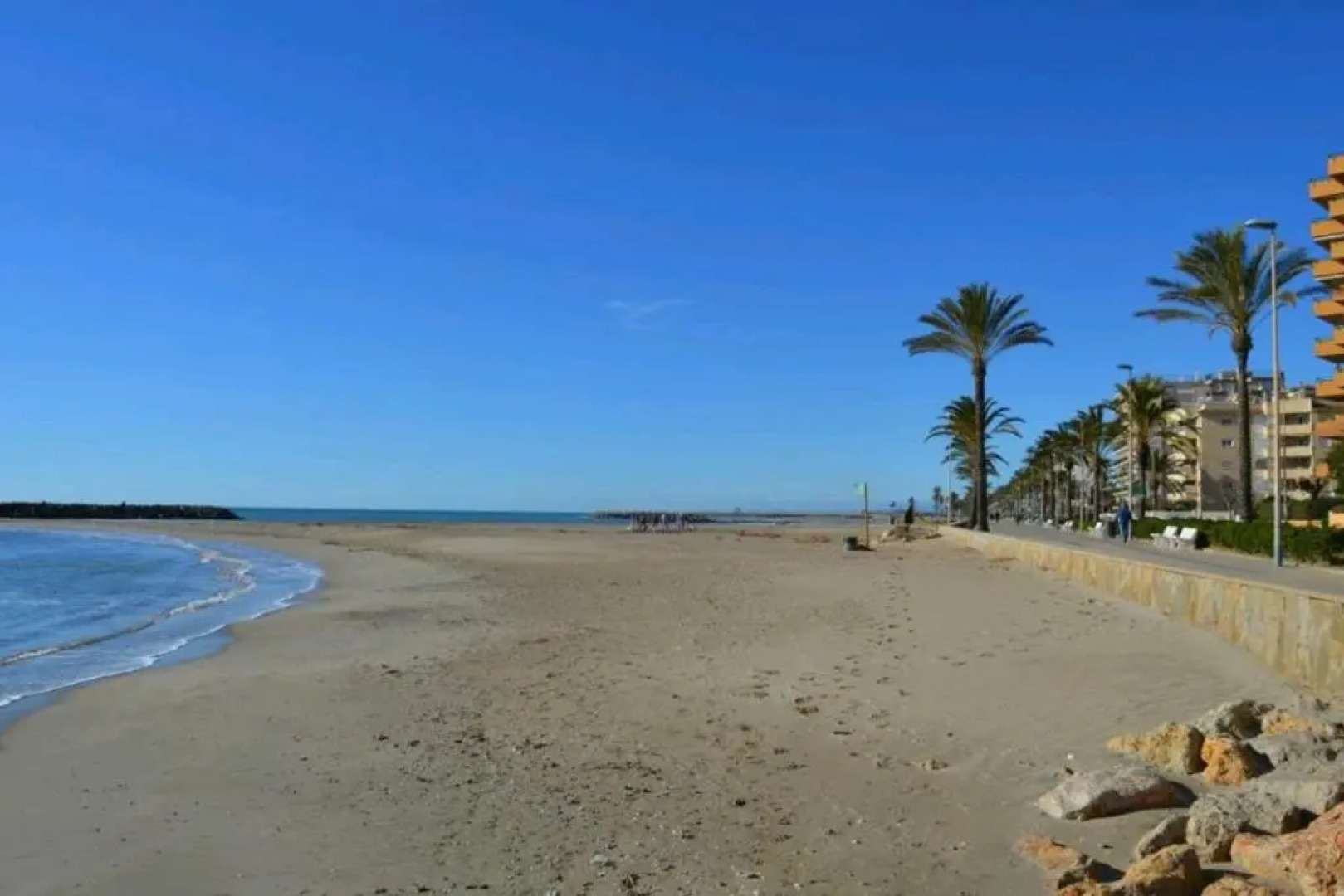 R116 Casa adosada con piscina privada en Cunit