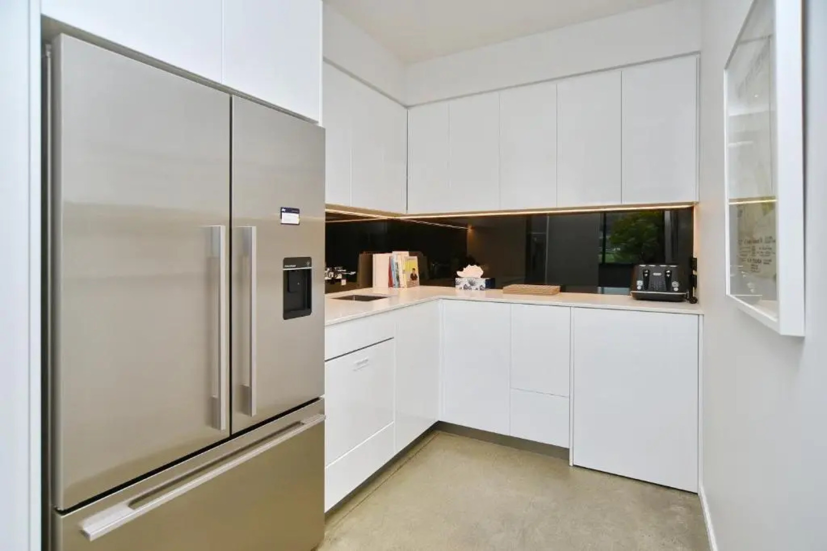 Bridle Path Retreat - Modern Private Luxury