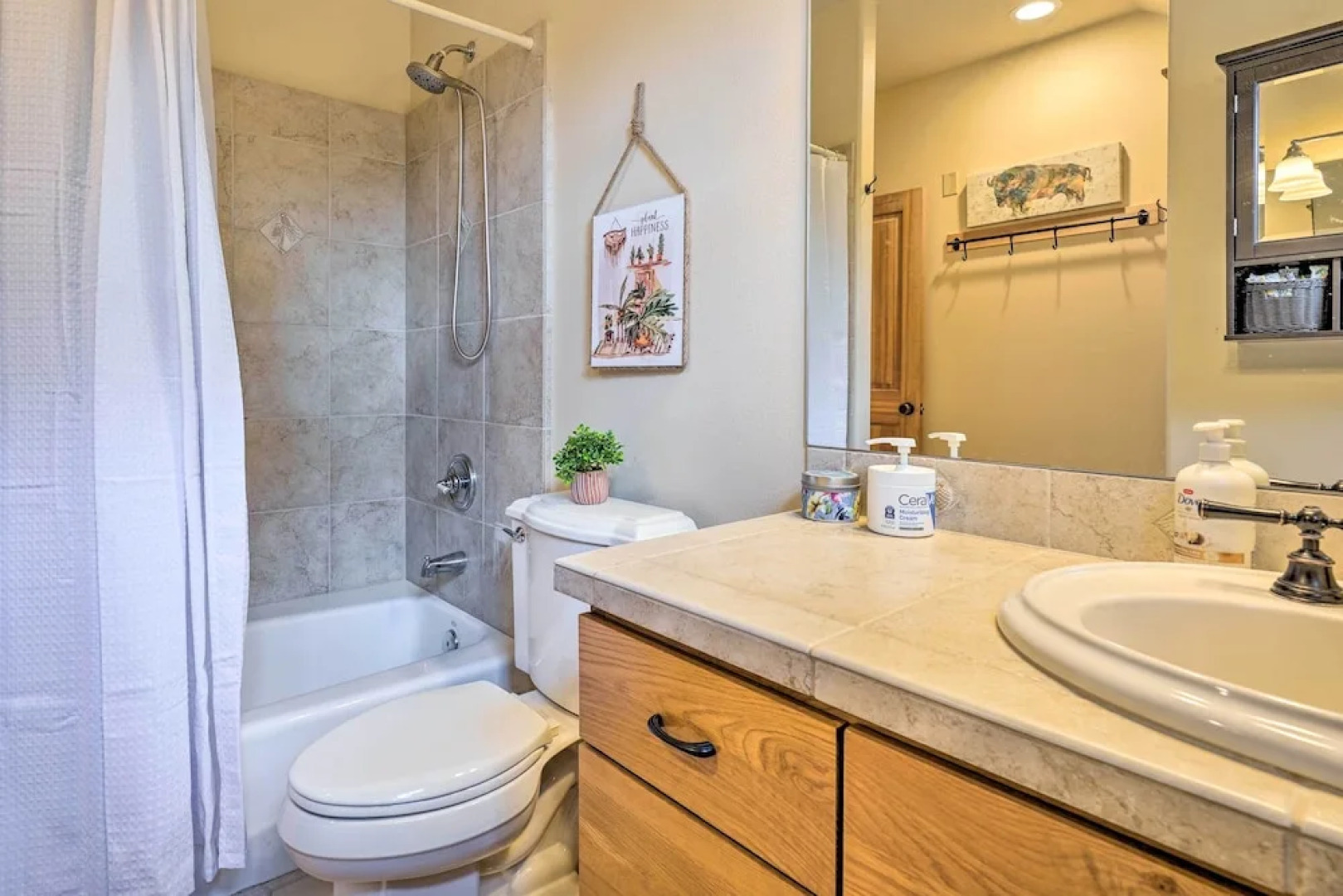 Sisters Getaway w/ Hot Tub ~ Half-mi to Dtwn!