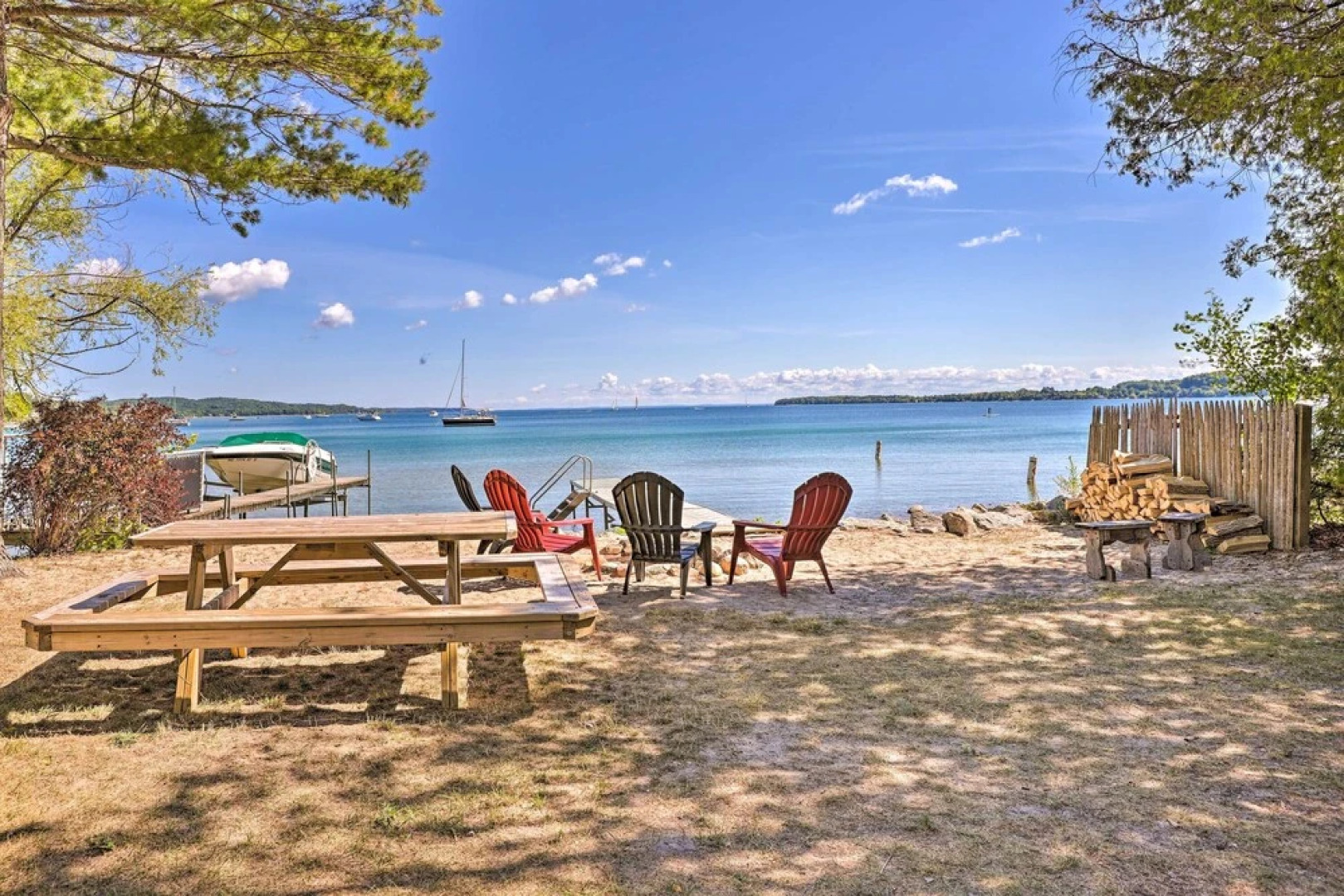 Quaint Studio w/ Shared Beach: Walk to Suttons Bay