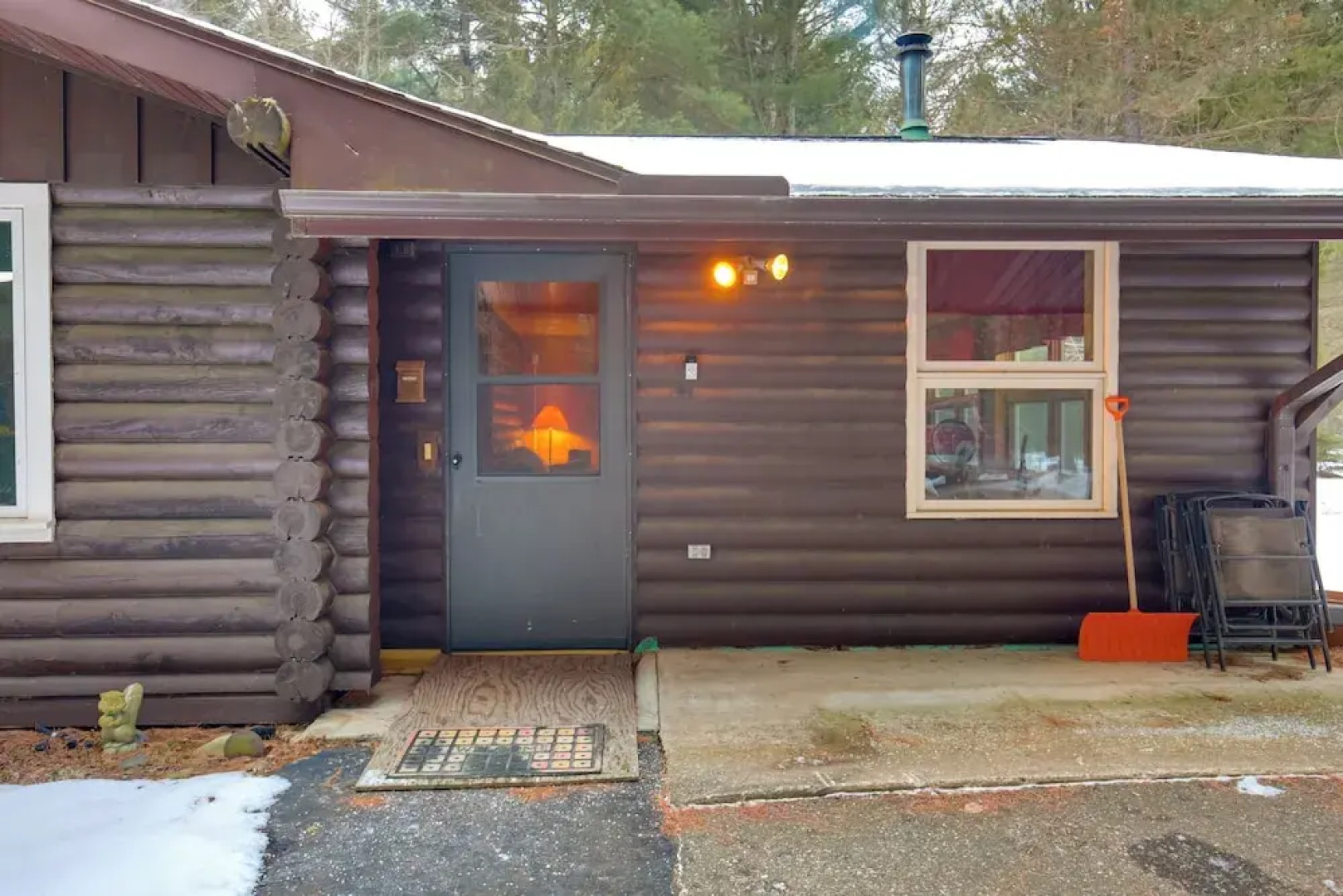 Family Gem Near the Chain of Lakes in Eagle River!