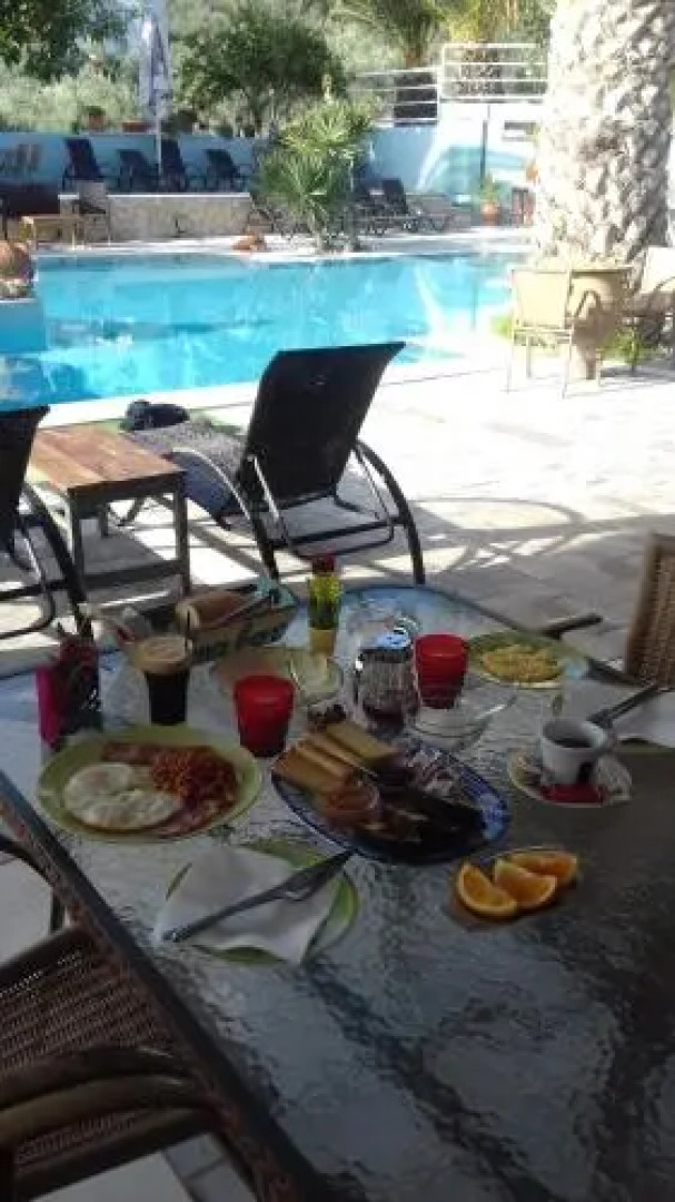 Meraki Apartments and Studios