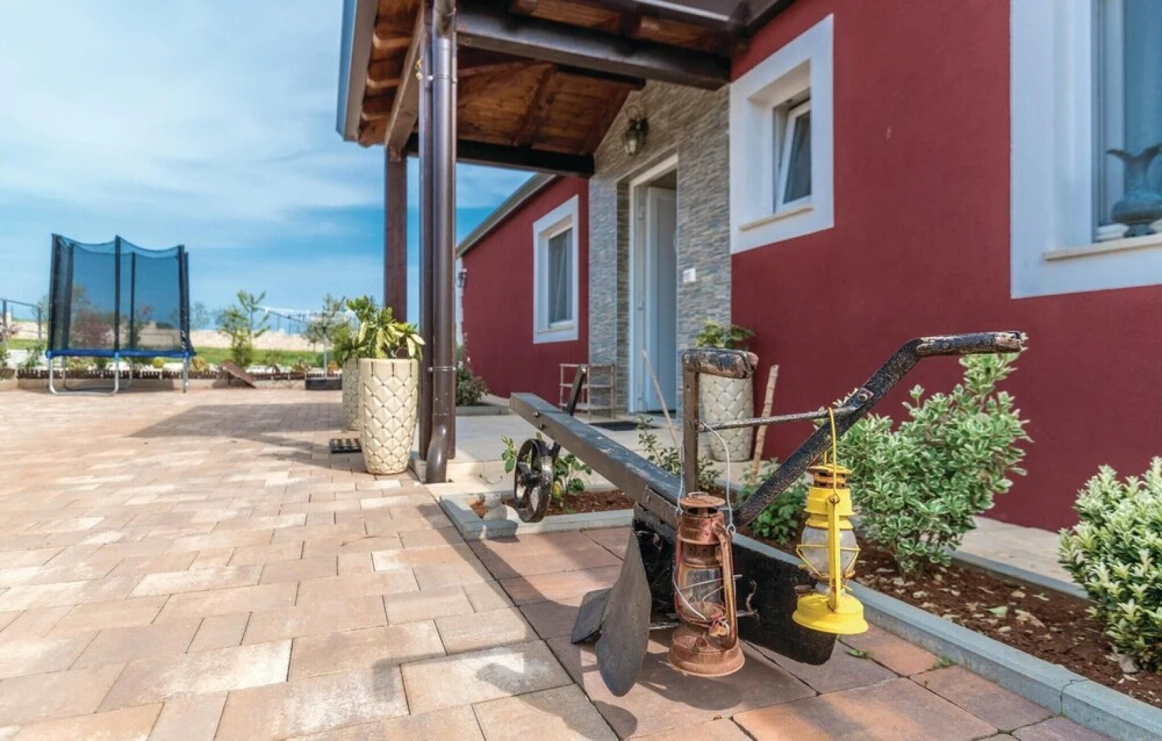 Stunning Home in Novigrad With Wifi and 4 Bedrooms