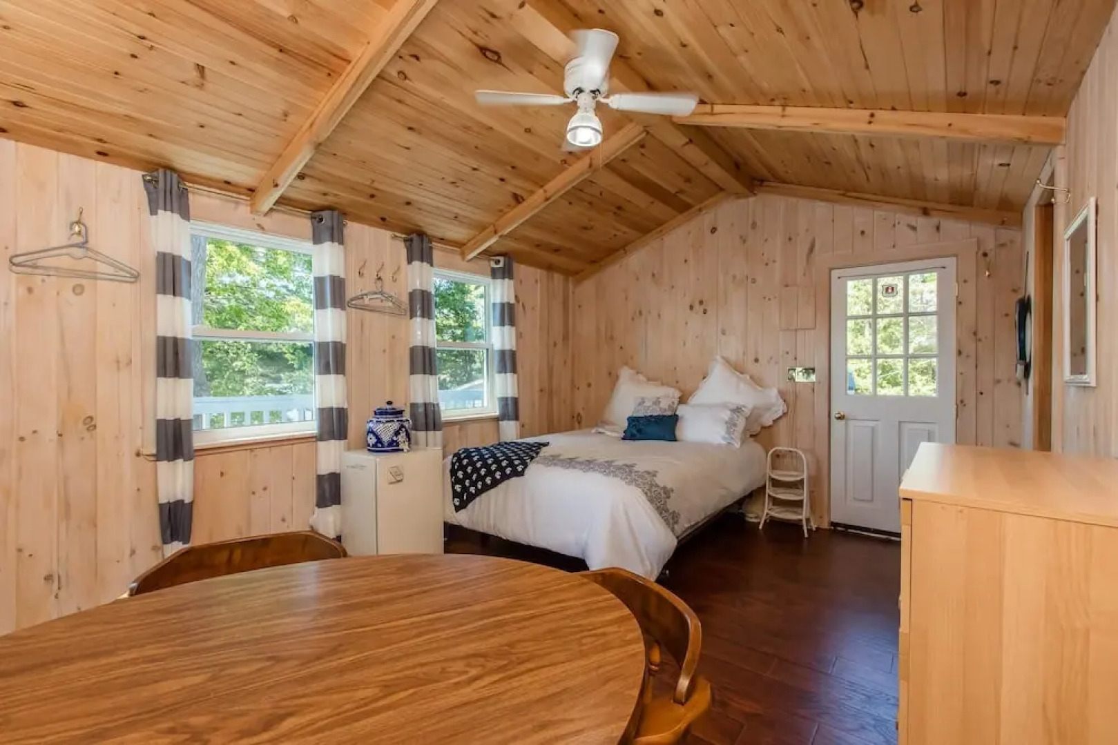 Magic on Little Go Home~3 bedroom cottage + guest cabin on 980 ft shore!