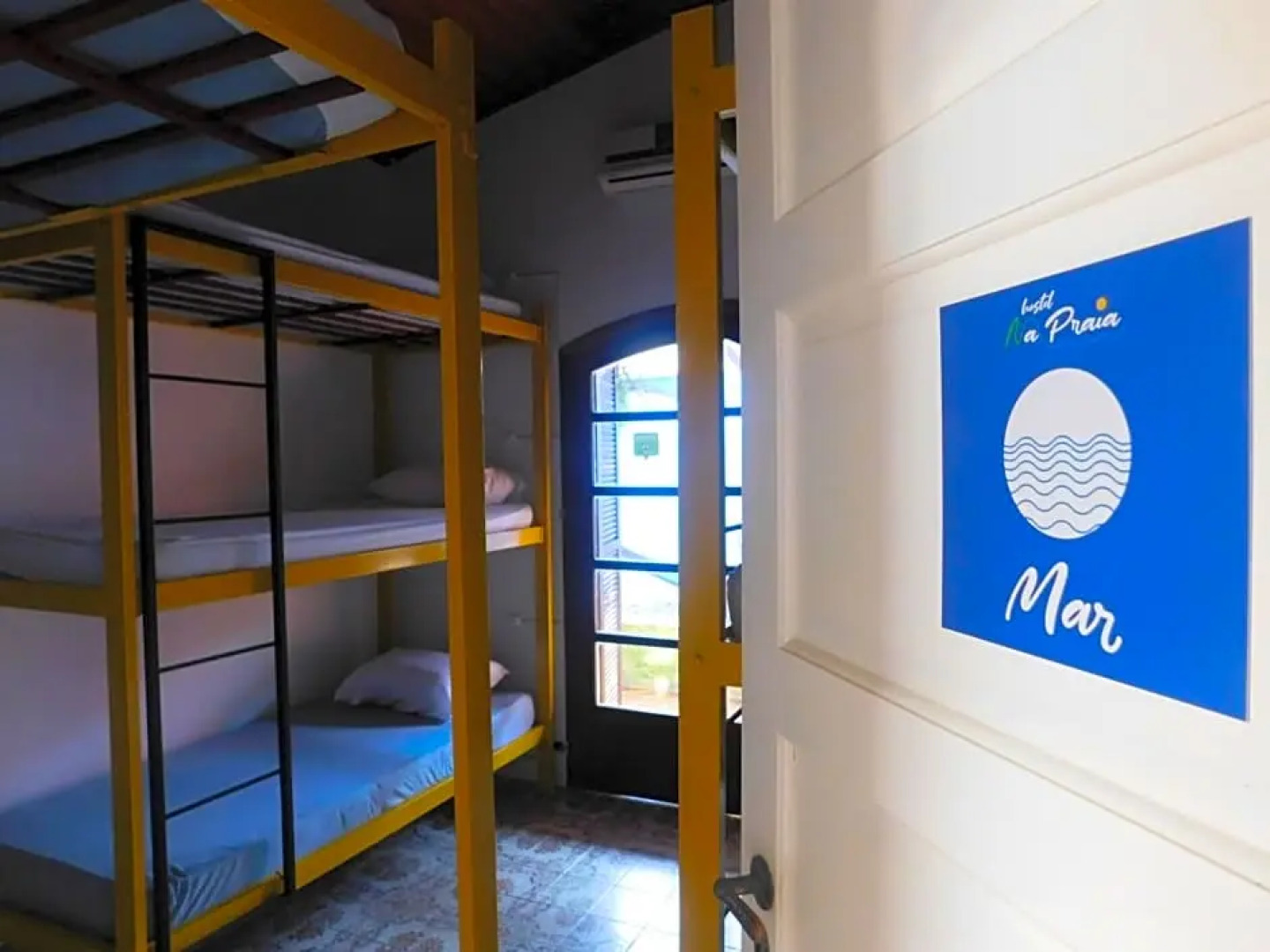 Na Praia Family Hostel & Coworking