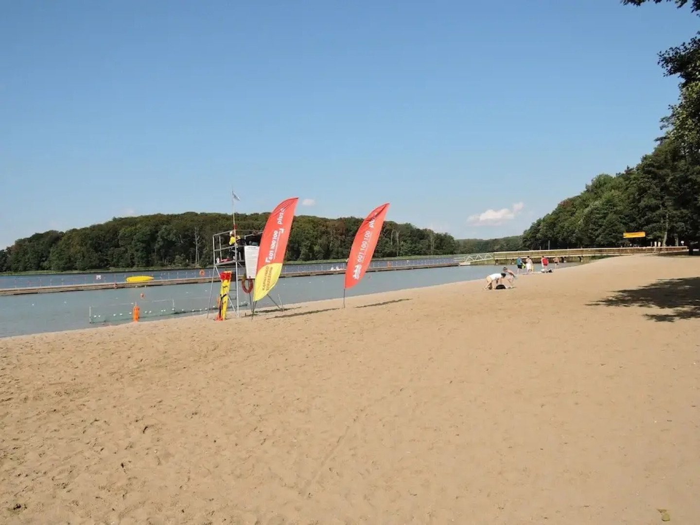 Cottage Overlooking the Lake, Insko