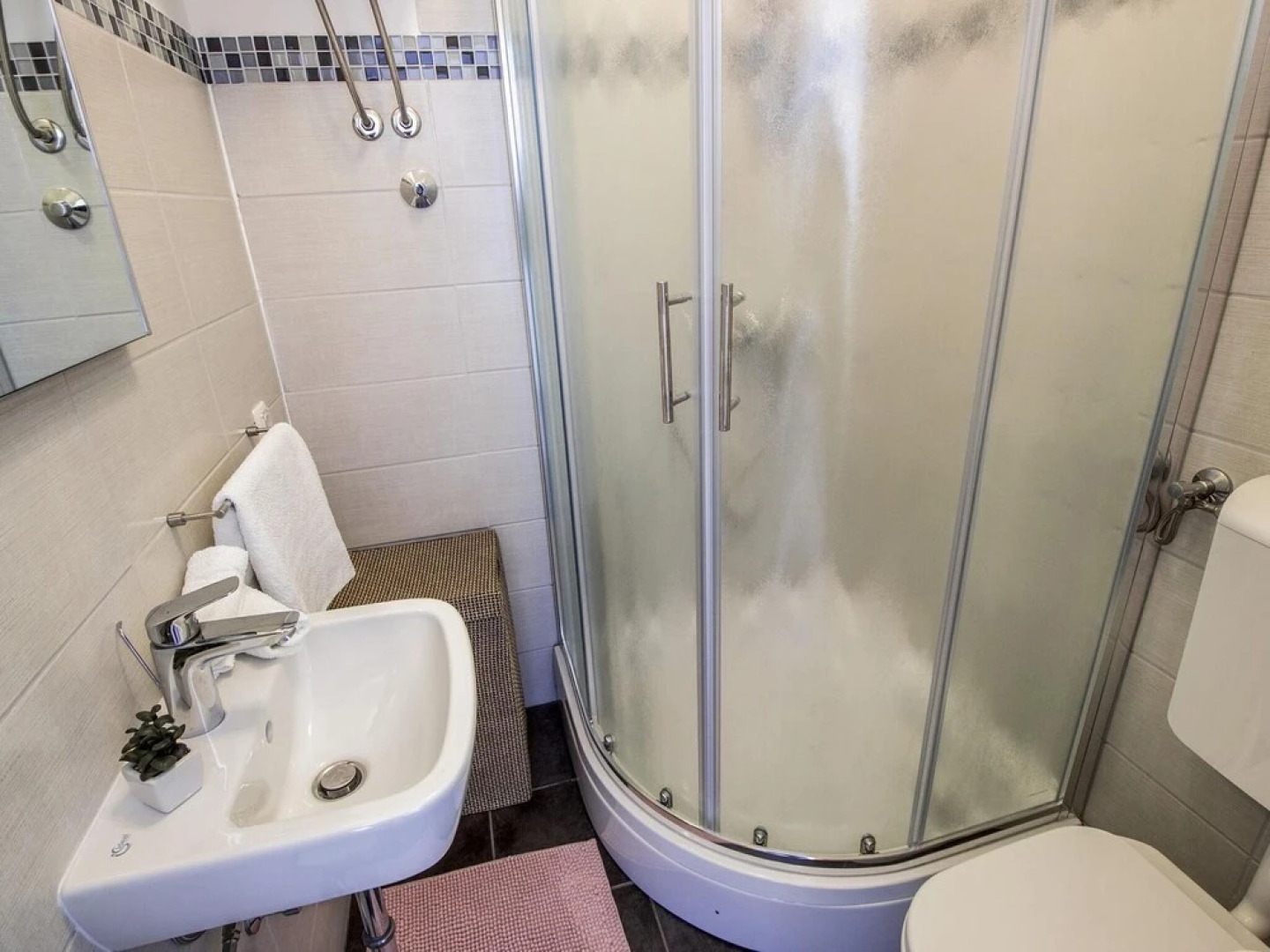 Premium Holiday Home in Kučine-Mravinci with Swimming Pool