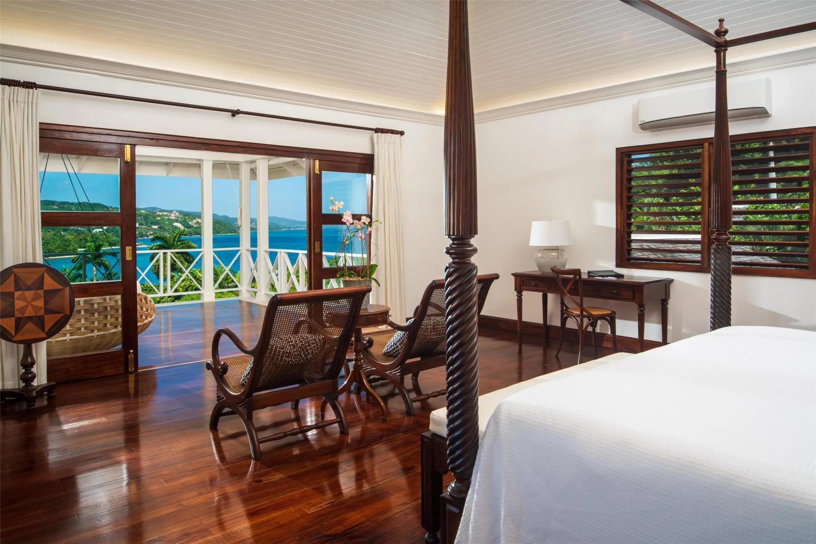 Round Hill Hotel And Villas