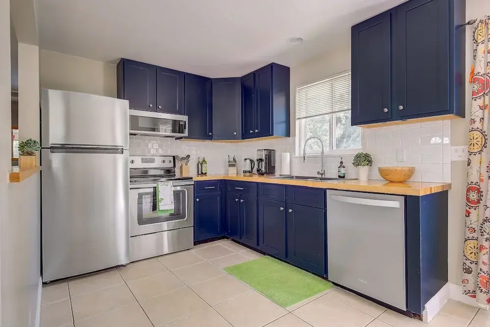 Beautifully Remodeled! Private Park! Close to CU!