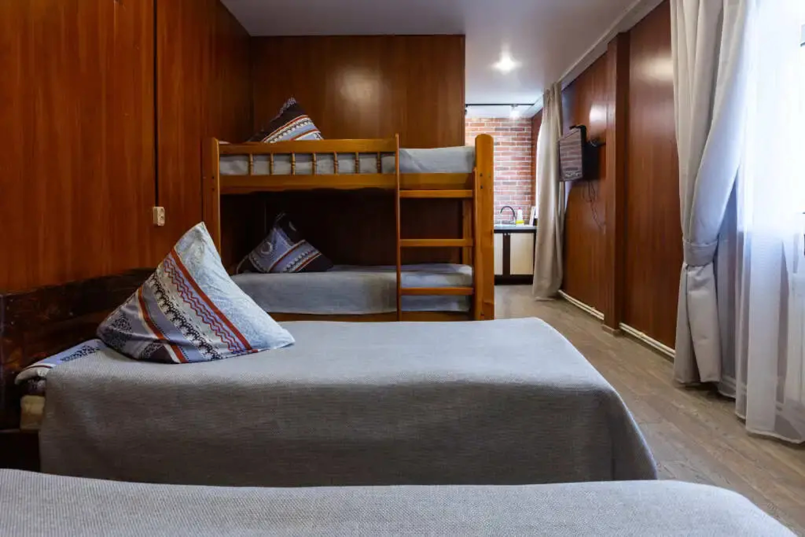 Hostel Shirokii dol