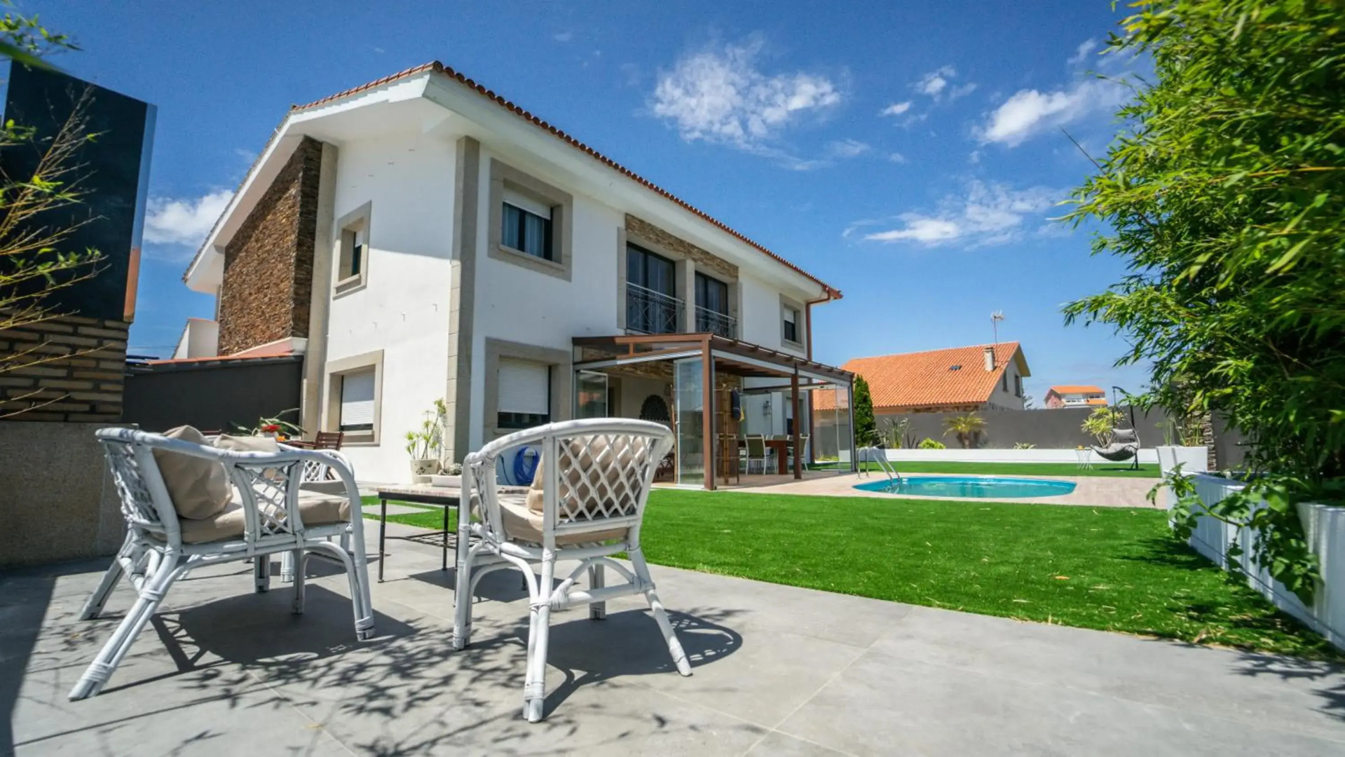 Villa con piscina a pie de playa