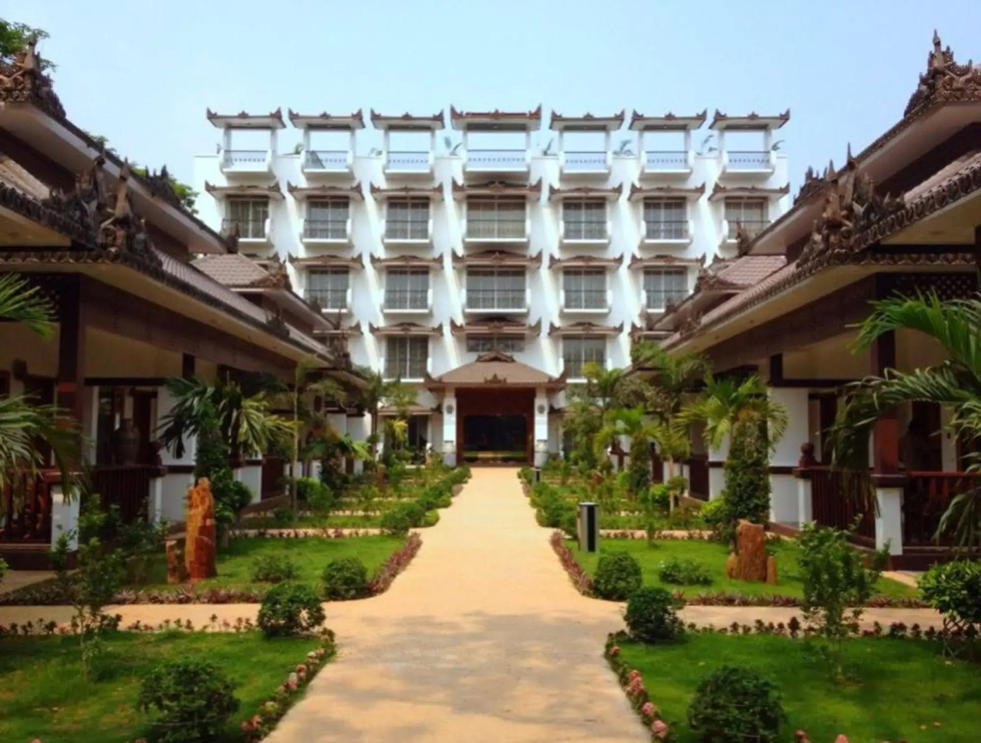 Yadanarpon Dynasty Hotel