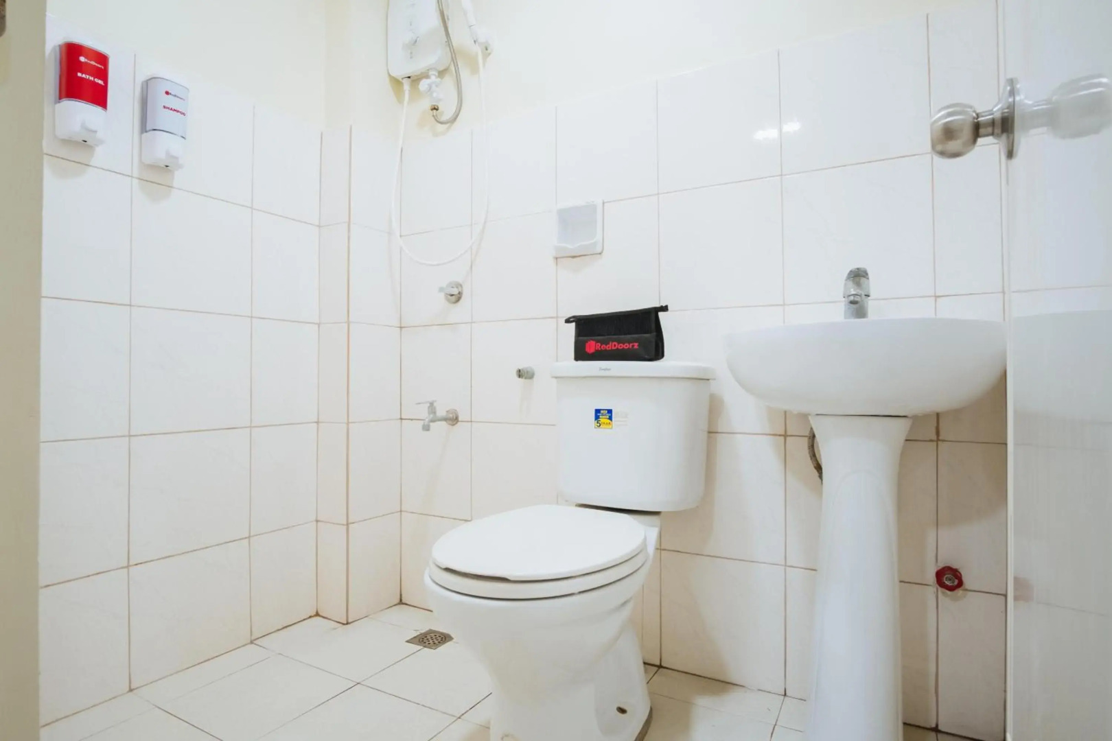 RedDoorz @ University Belt Manila