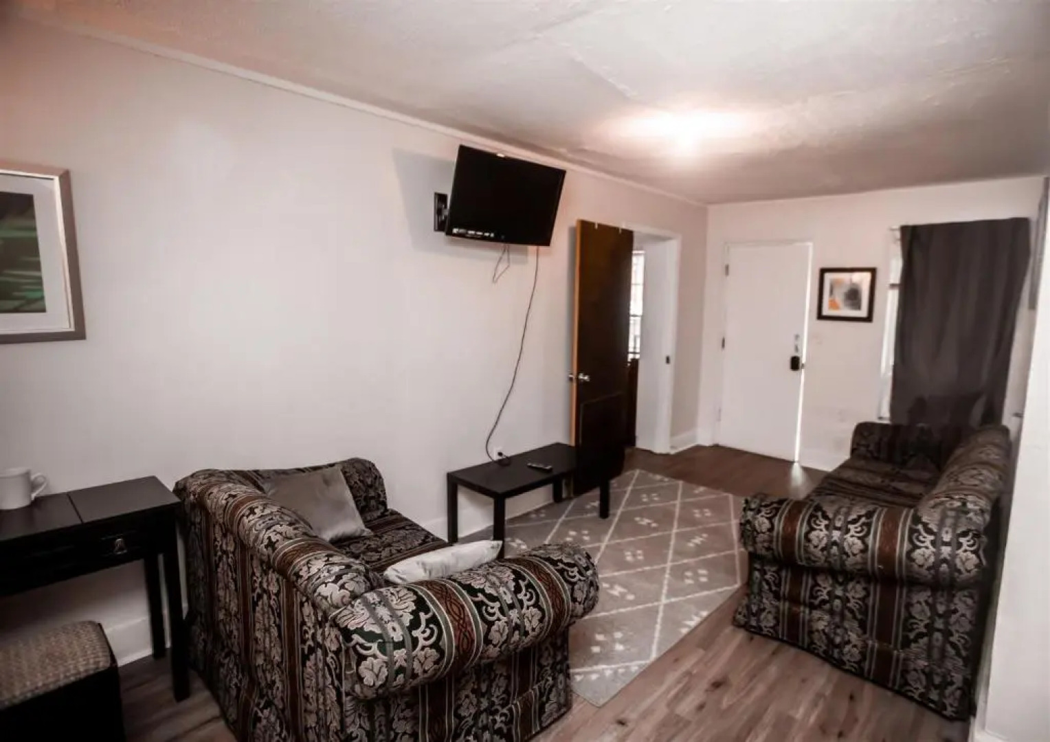 HISTORIC HILL APT2 (Downstairs)