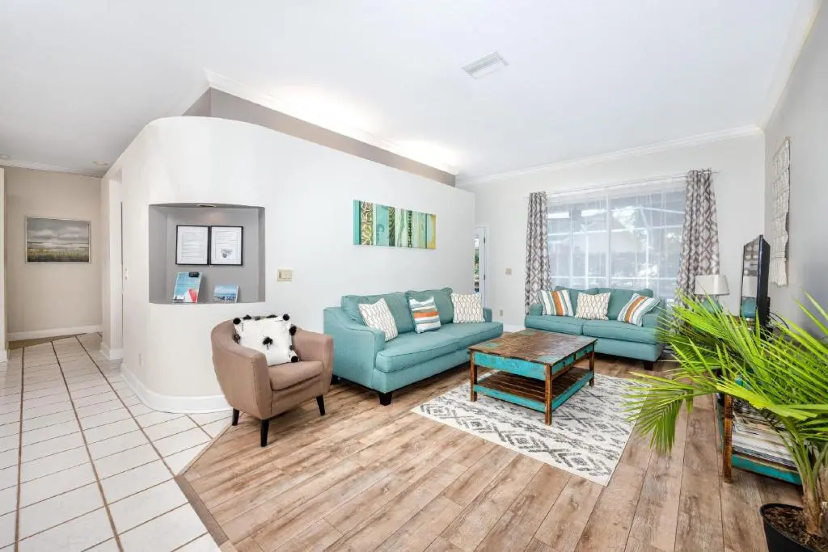 #3 Large 4 Bedroom 3 Bathroom Vacation House With Heated Swimming Pool