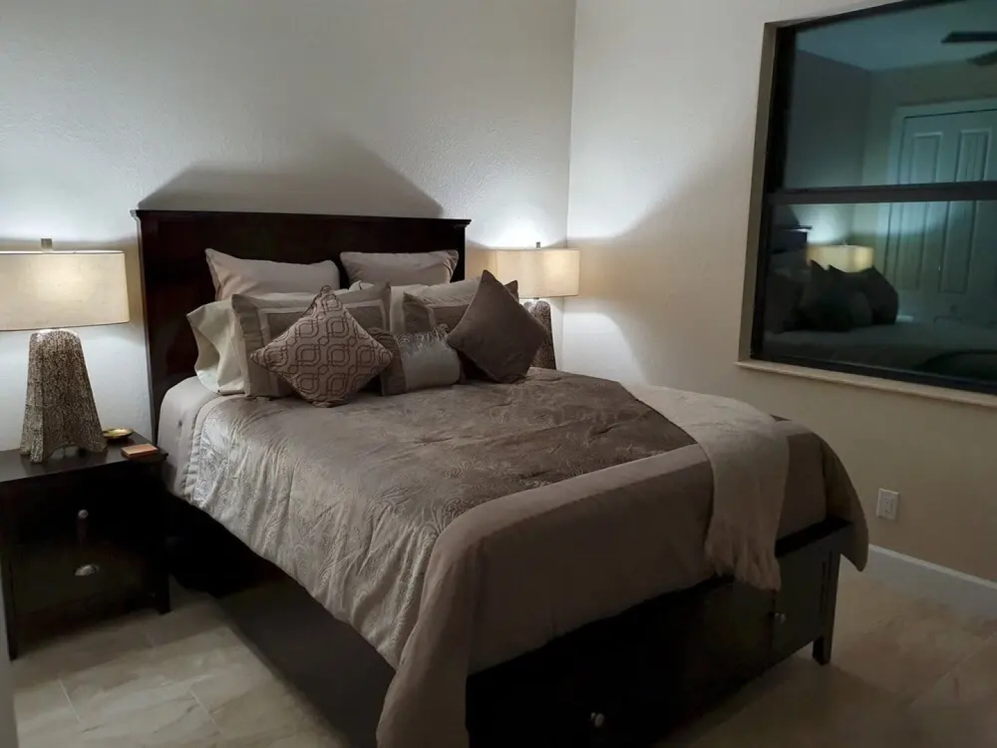 Stunning Brand NEW 3 bed Home Fabulous Pool Overlooking River