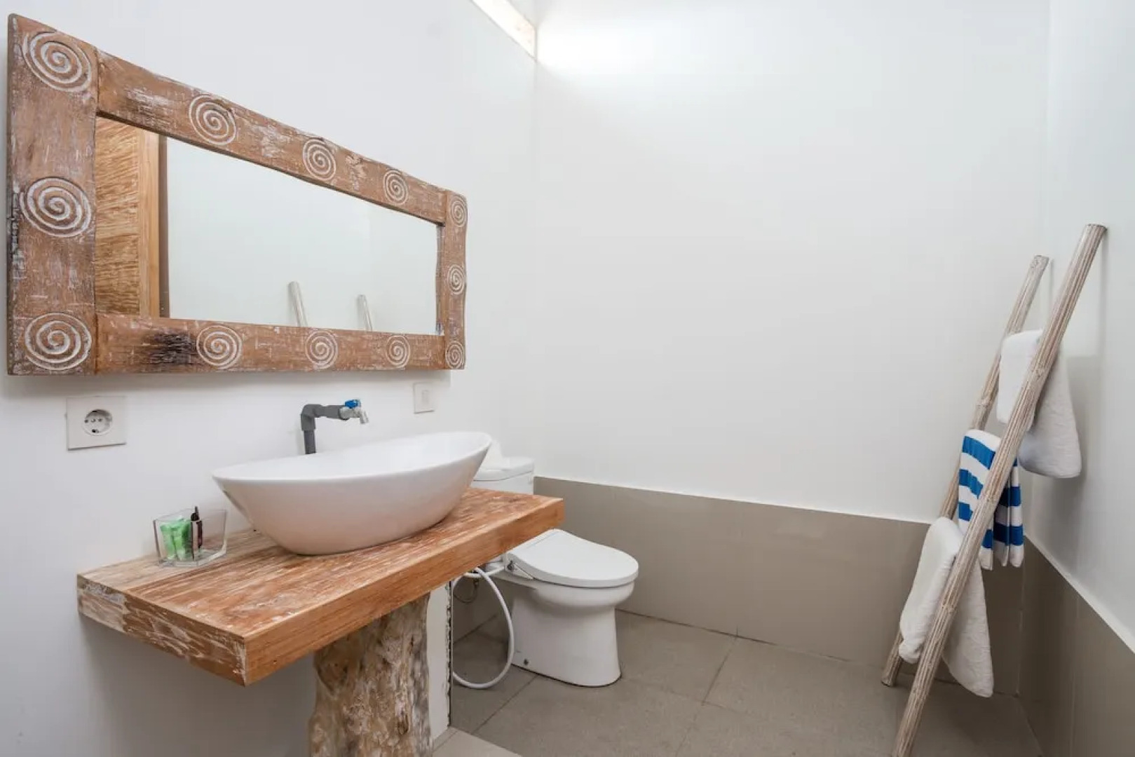 RedDoorz @ Kedungu Beach Surf