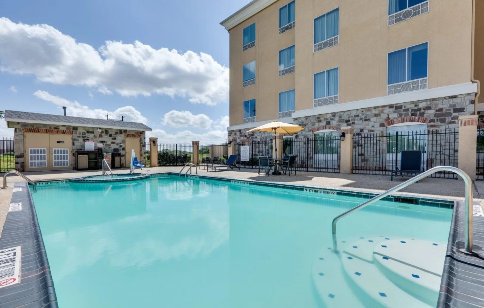Holiday Inn Express Hotel & Suites San Antonio SE