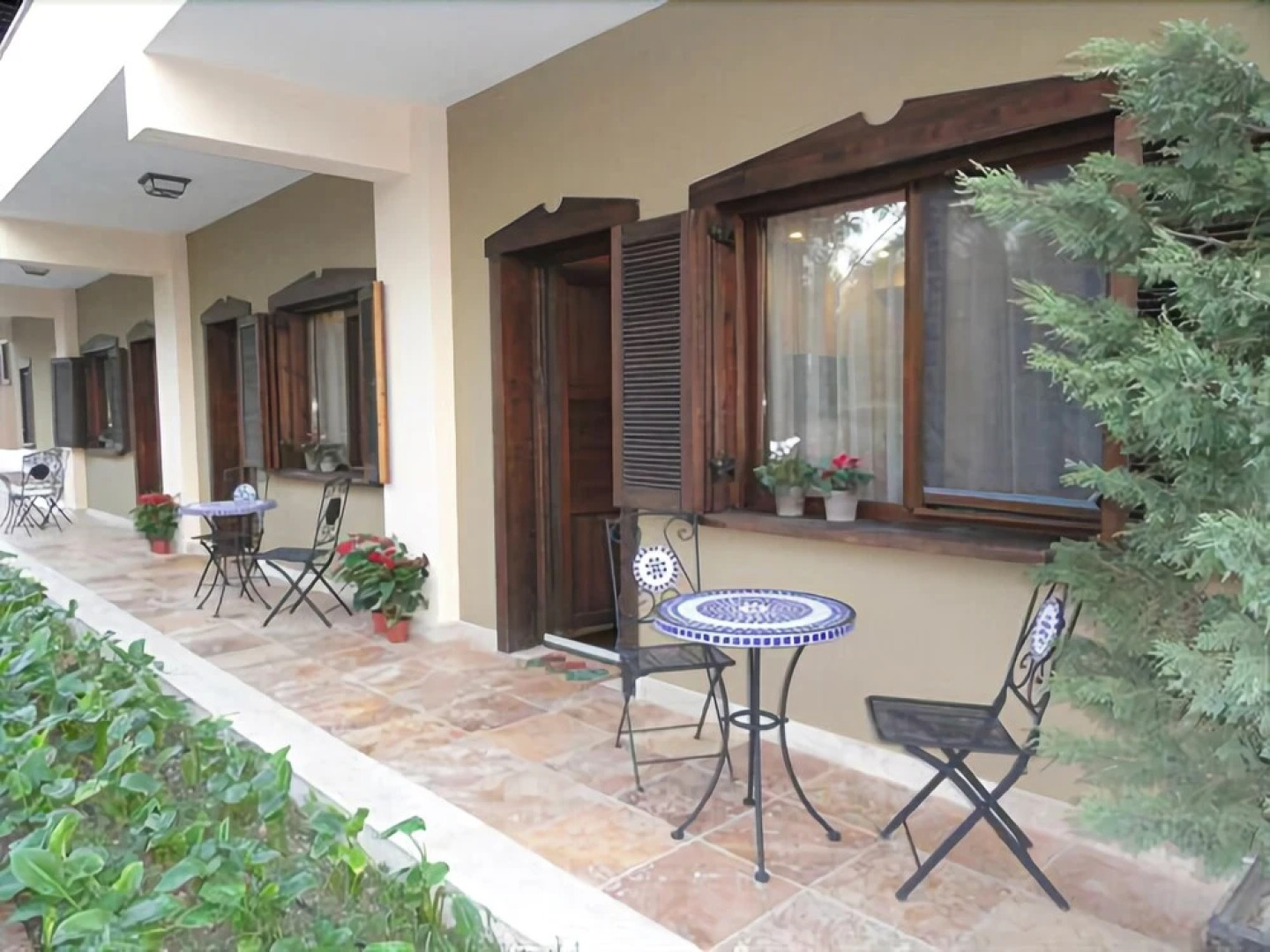 Konvoy Hotel & The Country Club