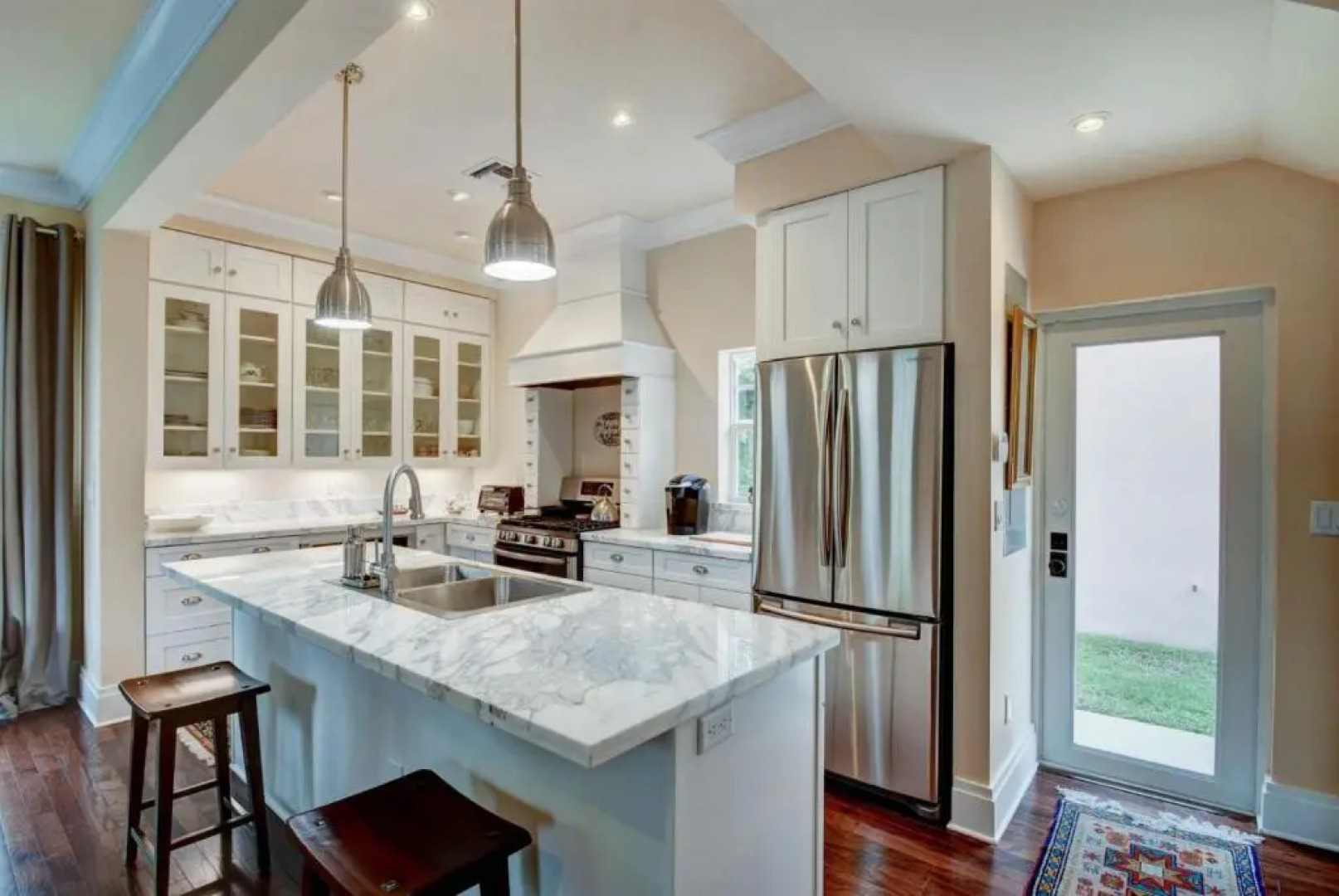 Grey Mist Modern 3bd 2ba on Quiet Street