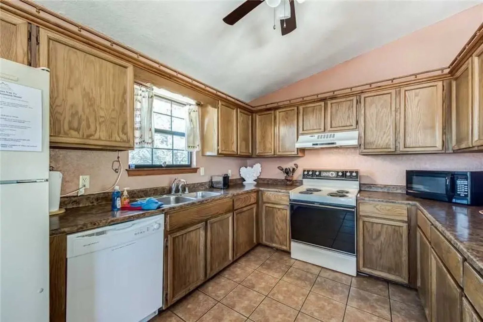 2 Sisters Mountain Home - Three Bedroom Cabin with Hot Tub