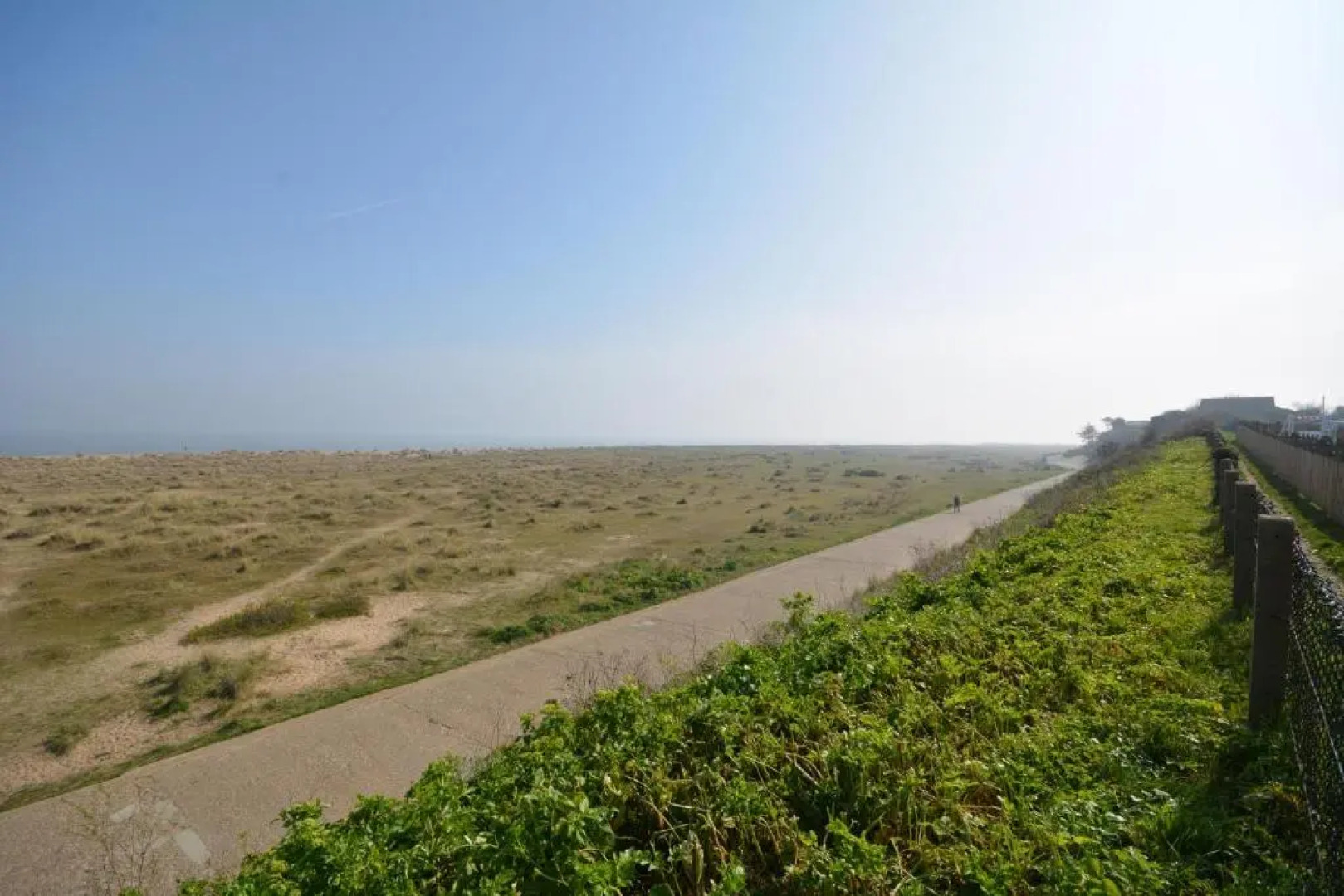 Beach Front 3 Bed Cottage and Hot Tub Kessingland