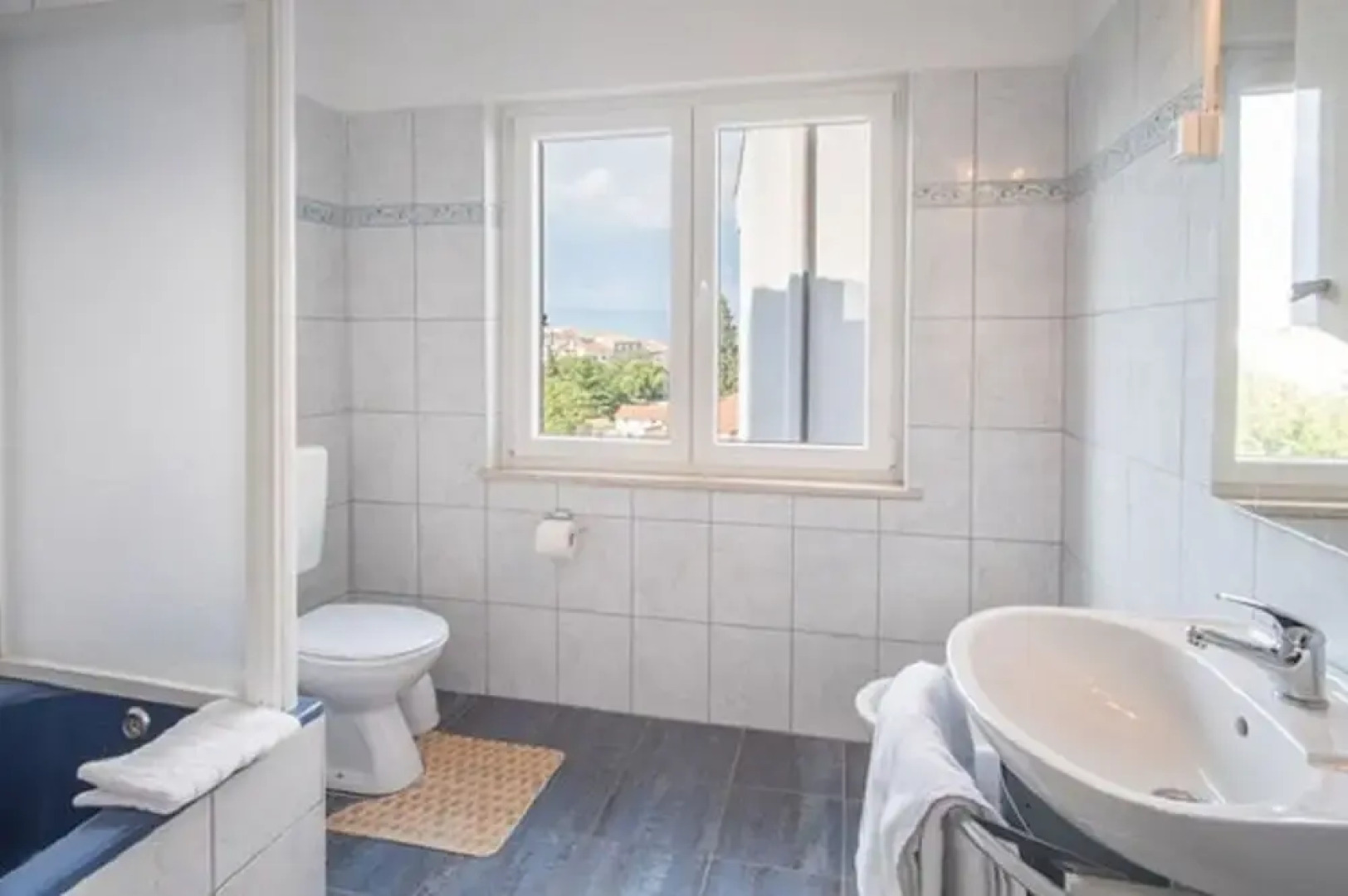 Apartment and Rooms Luka