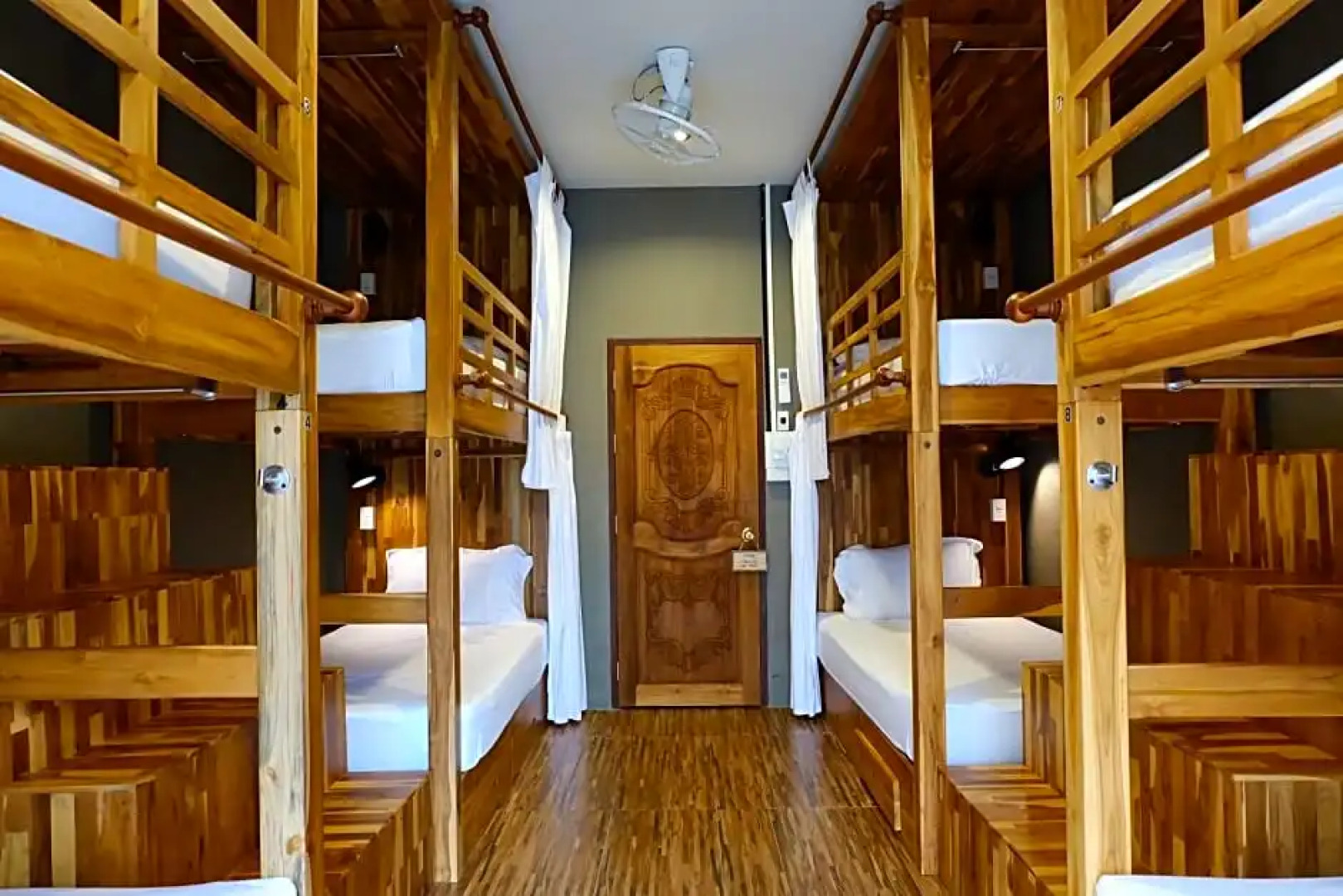 Lipe - Bloom Cafe and Hostel