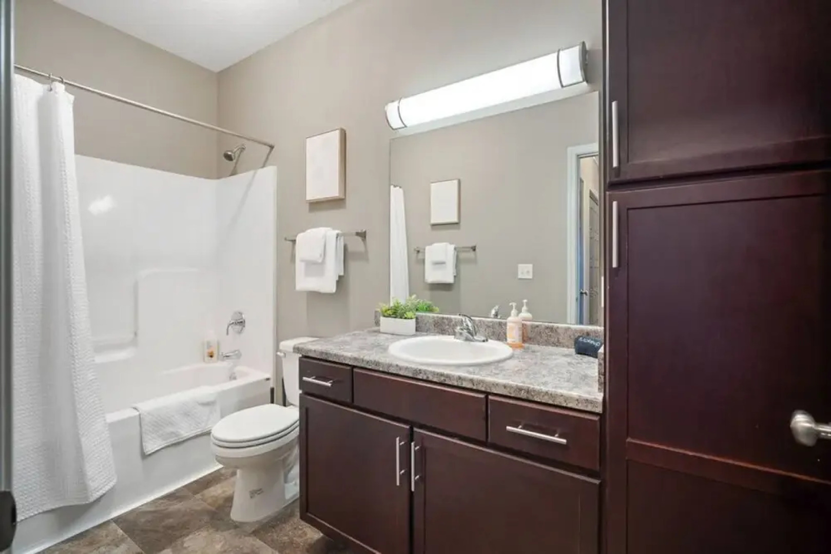 West Des Moines- Garage Gym Pool Jordan Creek