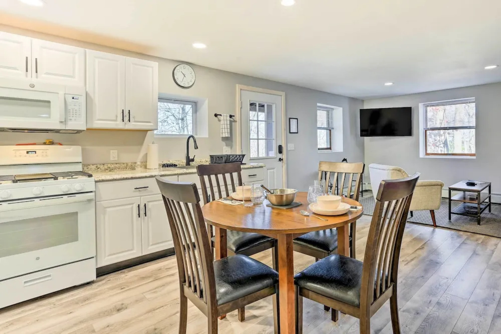 Charming Beacon Apt w/ Fire Pit: Near Hiking!