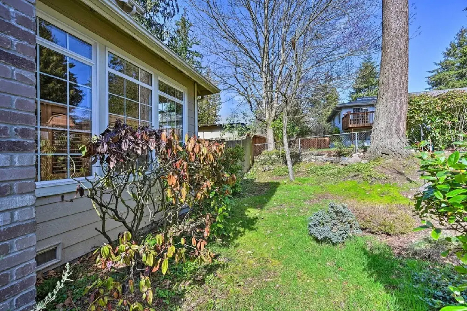 Welcoming Edmonds Vacation Rental w/ Fireplace!