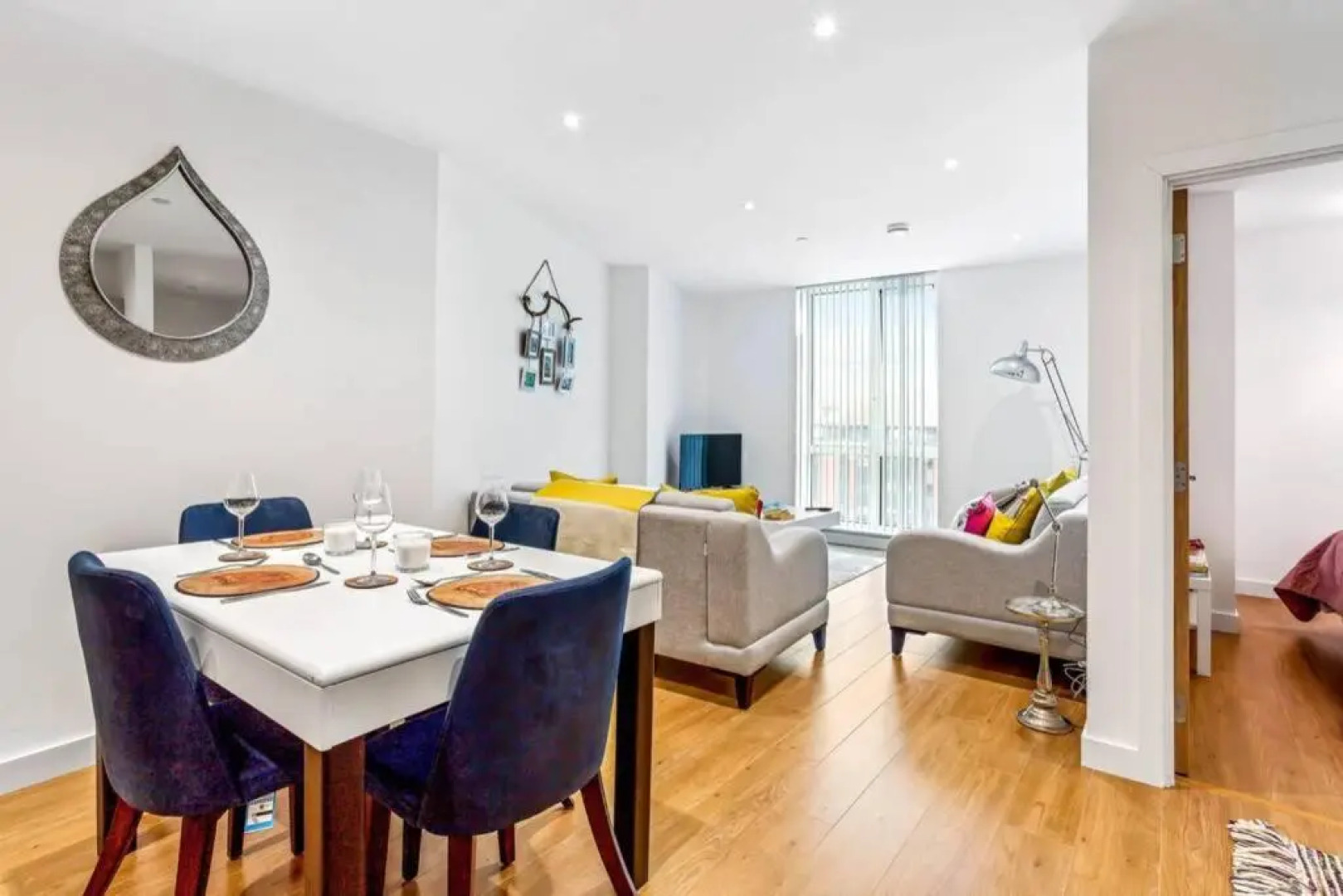 Stunning 2 Bed/2 Bath In Town Centre & Parking!