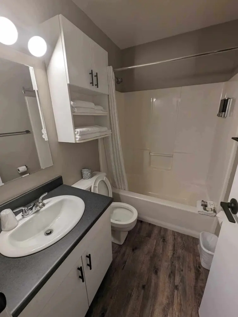 Creston Hotel & Suites