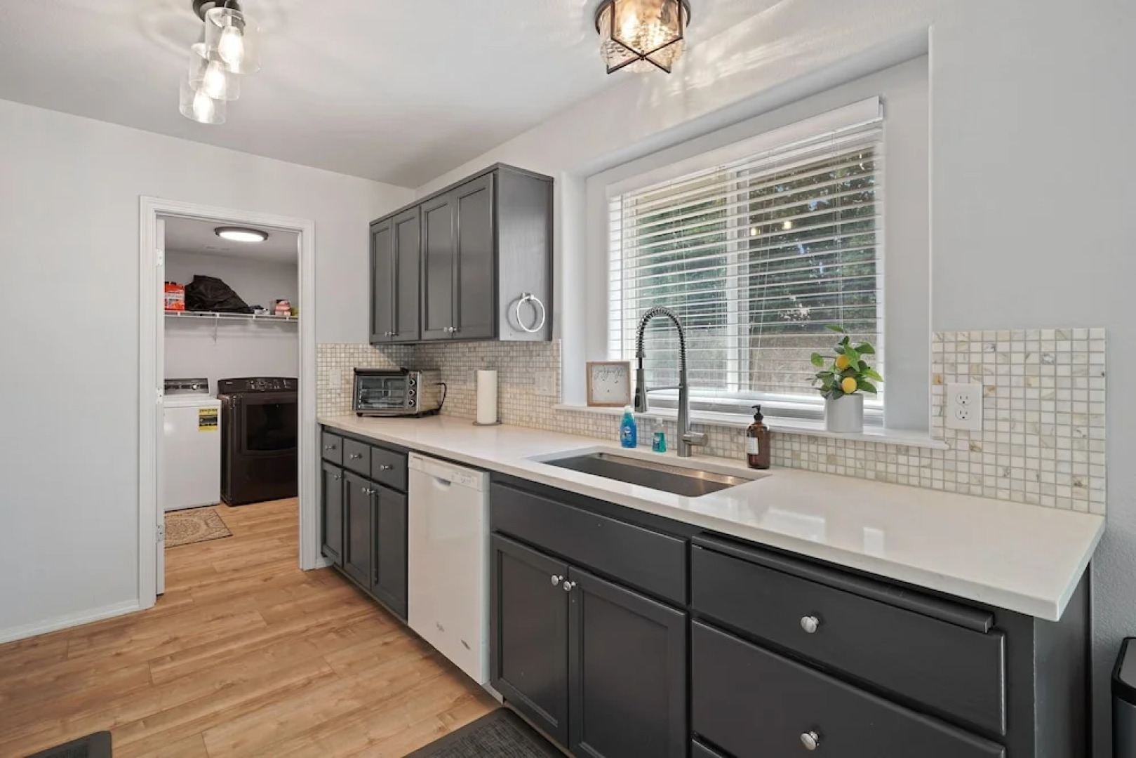 Redmond Rest 4 Bedroom Home by RedAwning