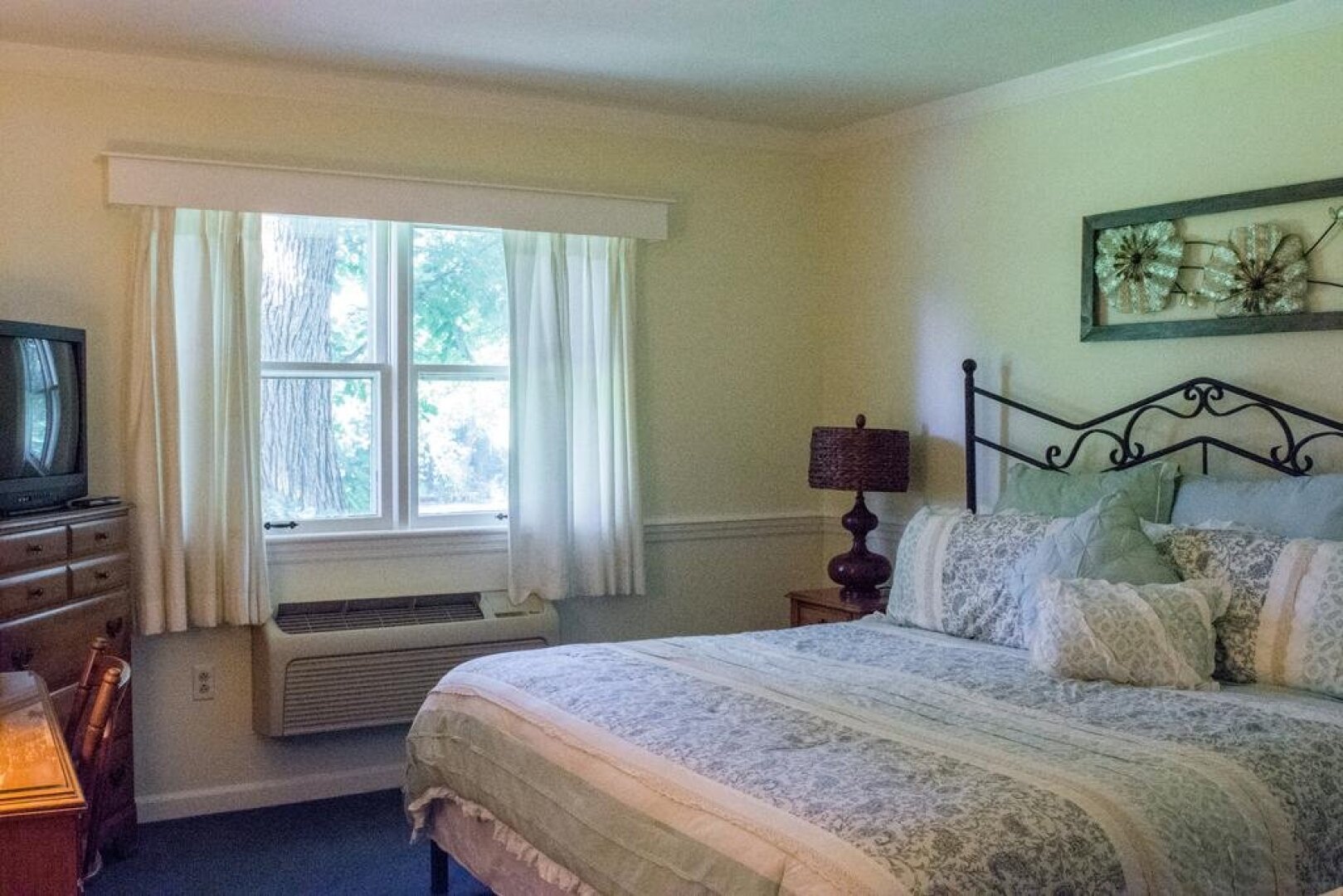 Edgewater Inn & Riverside Grill