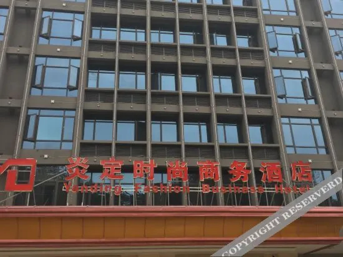 Vienna 3 Best Hotel (Yingshan Bus Station)