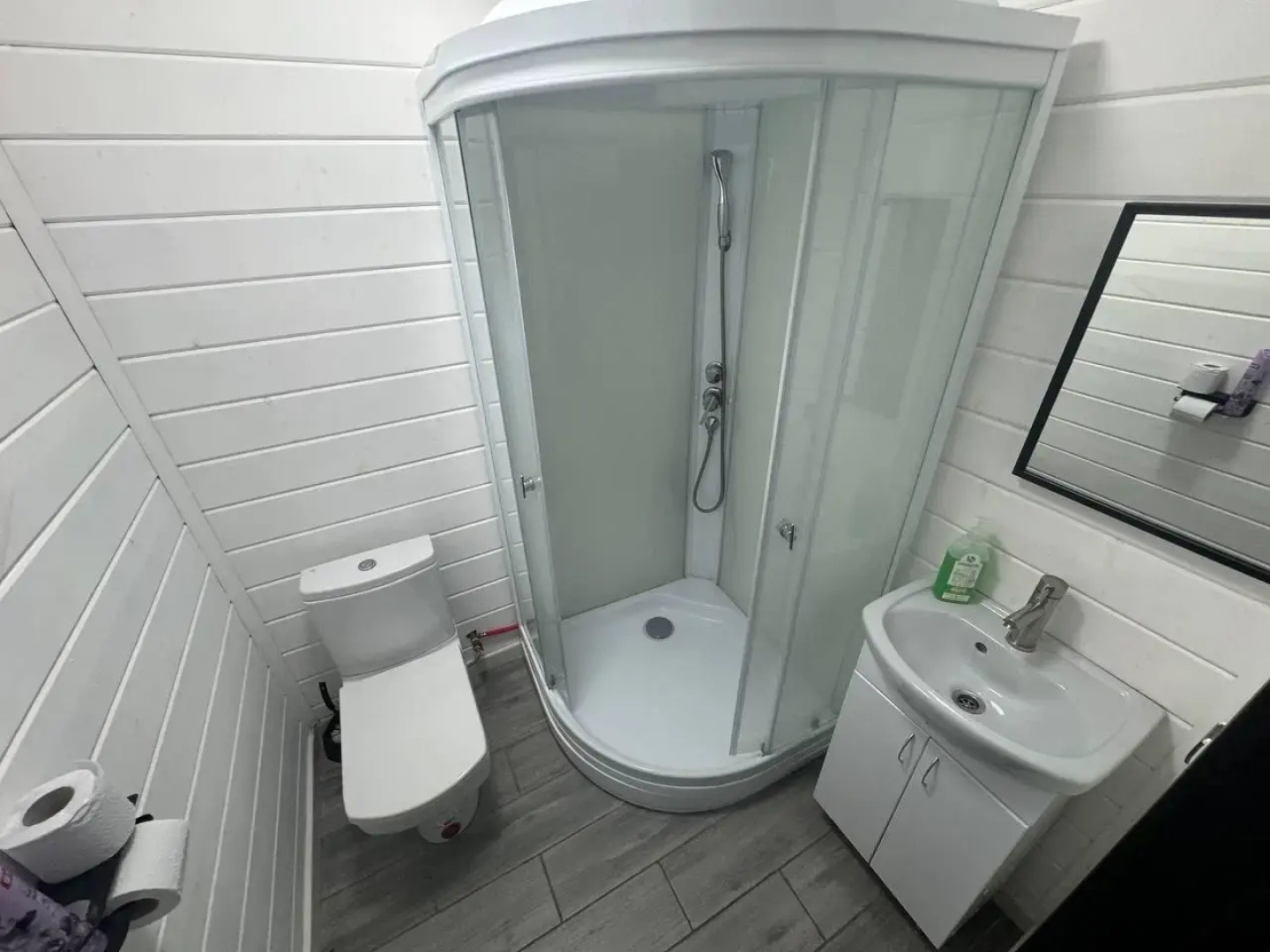 Дом у пруда