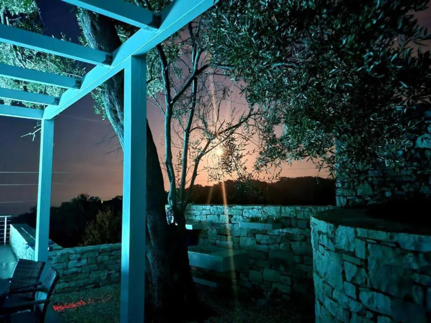 Villasleeps10-garden-freeparking-pool-ac